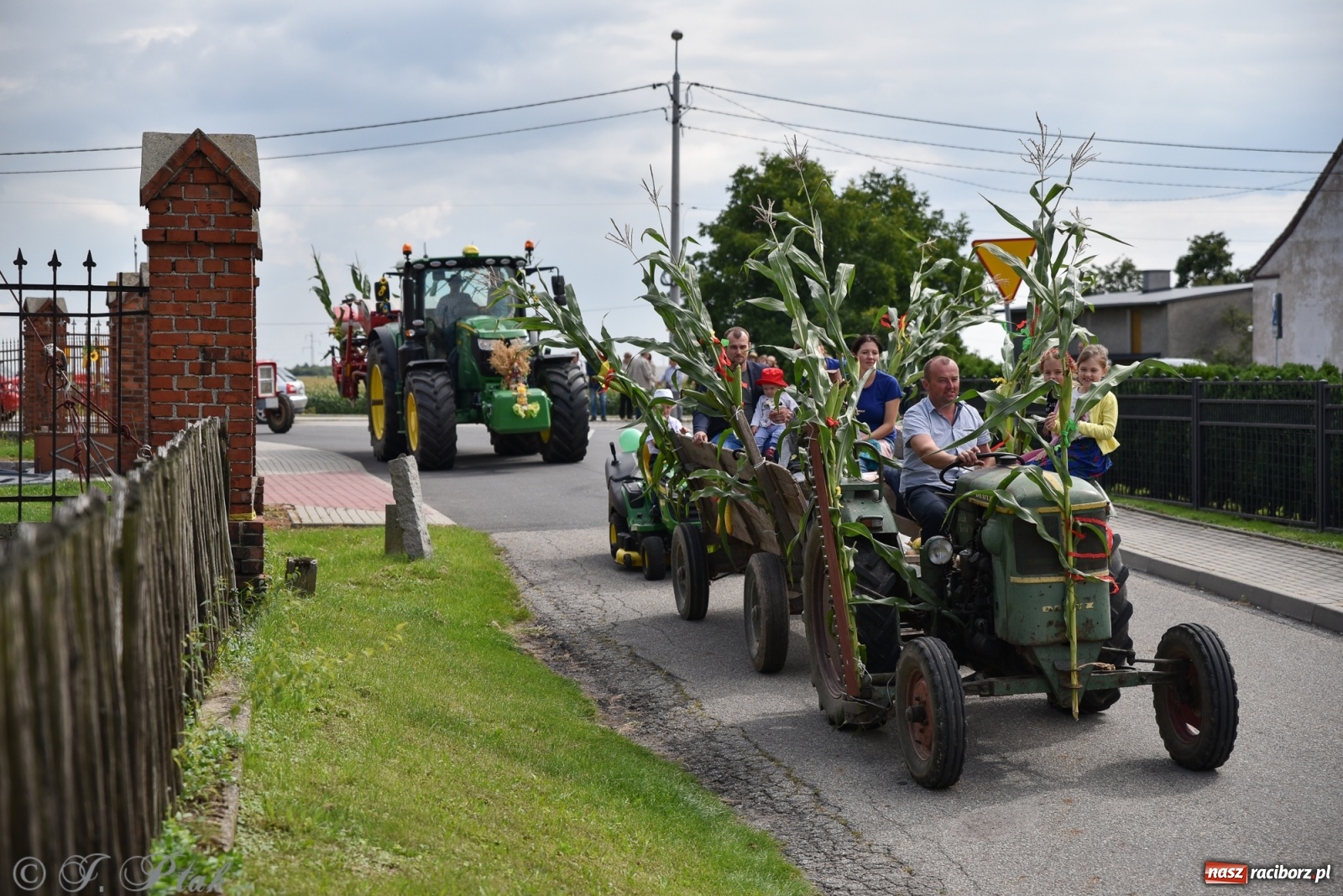 Zdjęcie w galerii na portalu naszraciborz.pl: Ciężki sprzęt i rowery. Dożynki w Szonowicach i Modzurowie wiadomości z regionu
