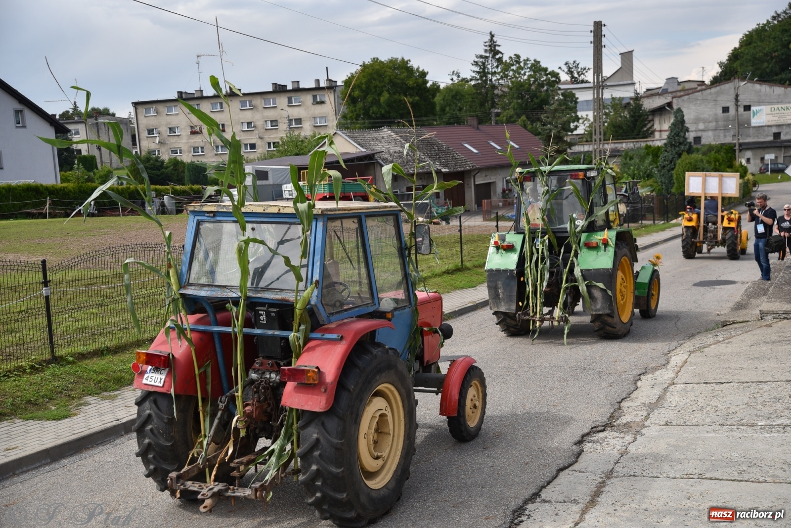 Zdjęcie w galerii na portalu naszraciborz.pl: Ciężki sprzęt i rowery. Dożynki w Szonowicach i Modzurowie wiadomości z regionu