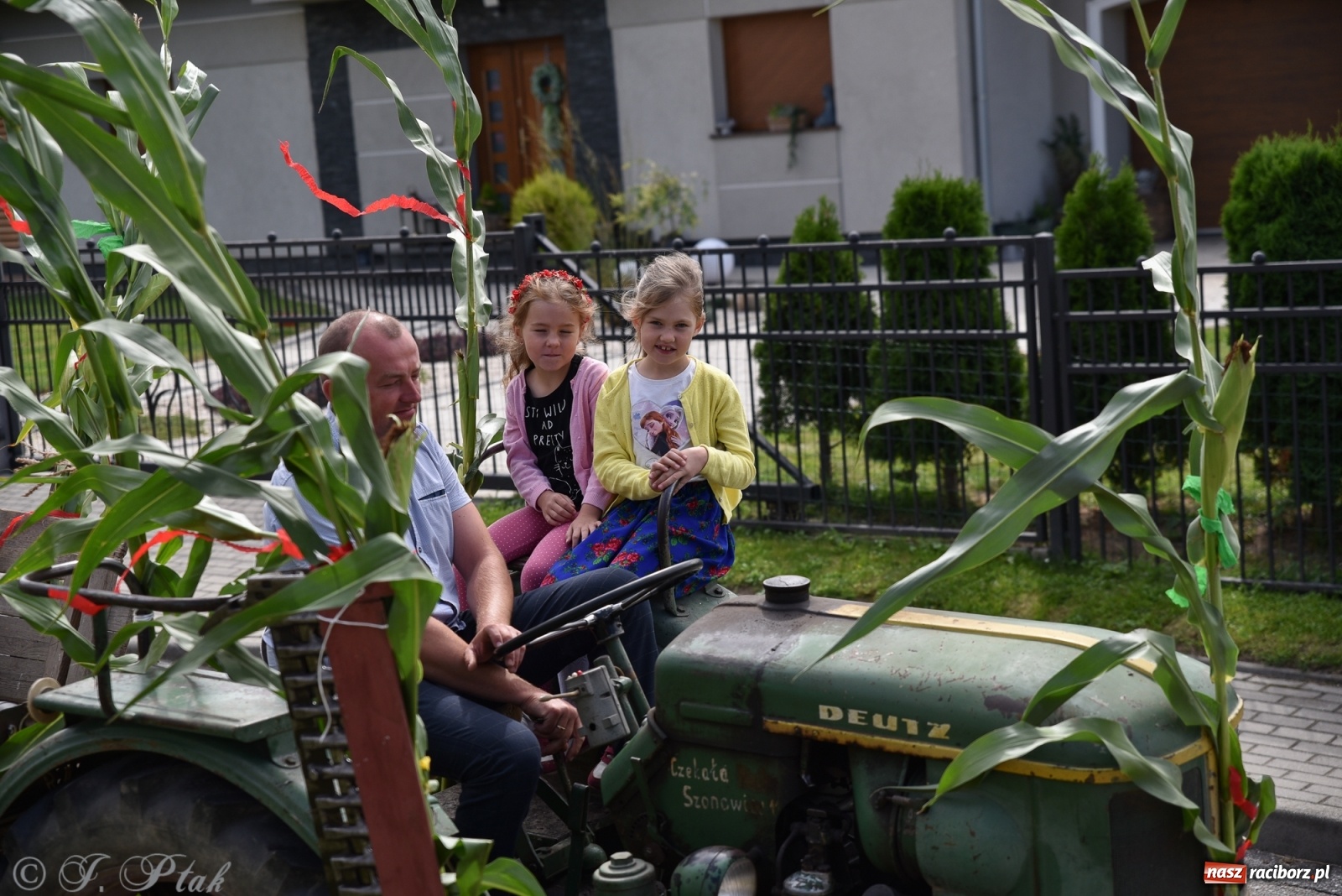 Zdjęcie w galerii na portalu naszraciborz.pl: Ciężki sprzęt i rowery. Dożynki w Szonowicach i Modzurowie wiadomości z regionu