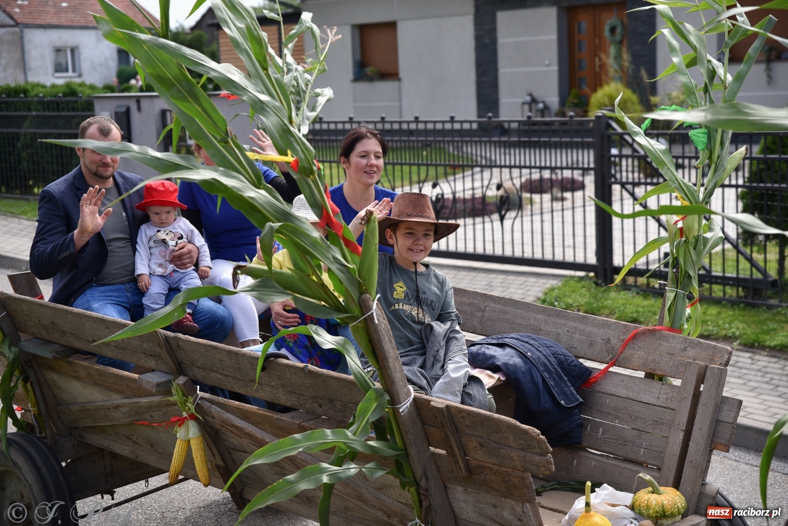 Zdjęcie w galerii na portalu naszraciborz.pl: Ciężki sprzęt i rowery. Dożynki w Szonowicach i Modzurowie wiadomości z regionu