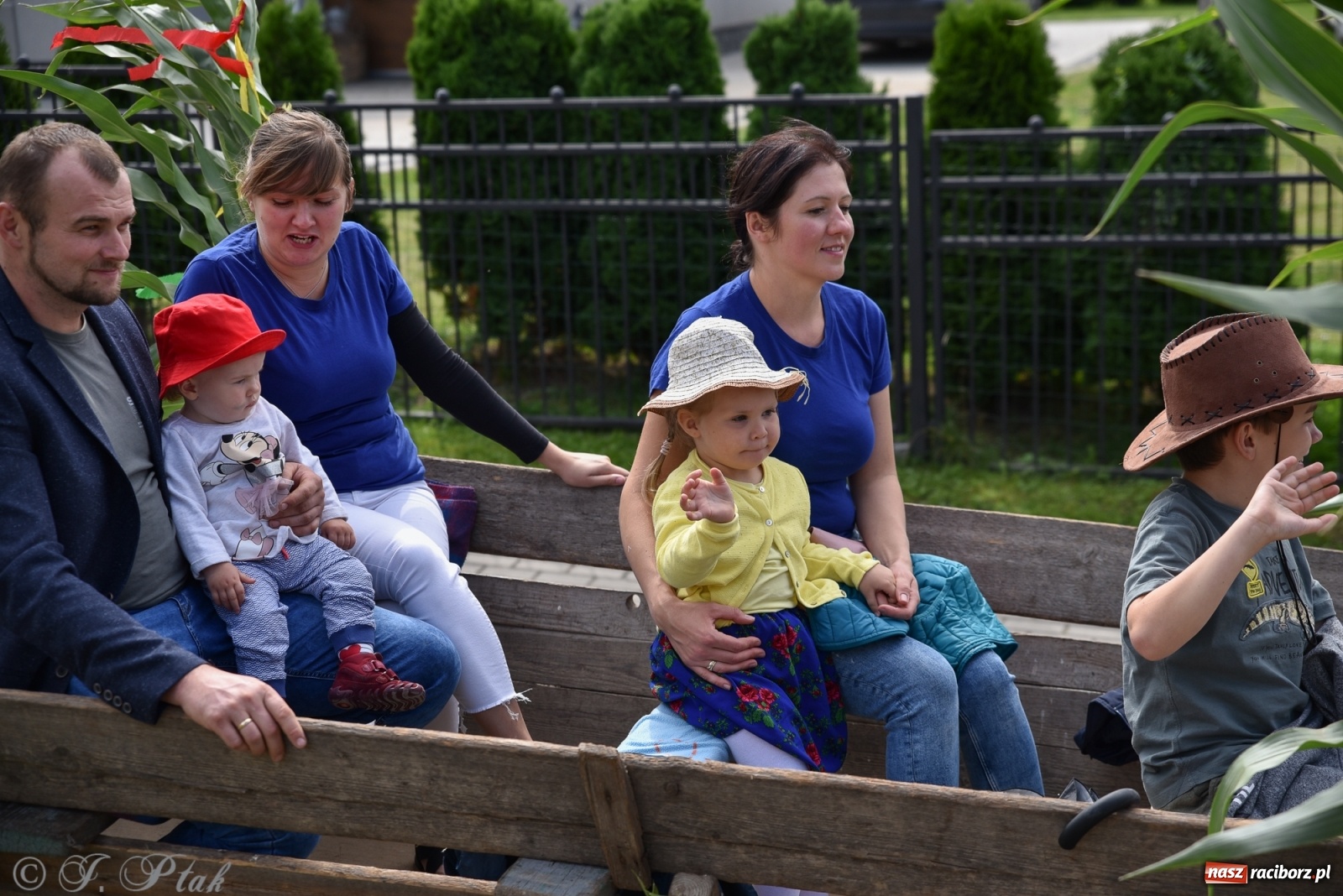 Zdjęcie w galerii na portalu naszraciborz.pl: Ciężki sprzęt i rowery. Dożynki w Szonowicach i Modzurowie wiadomości z regionu