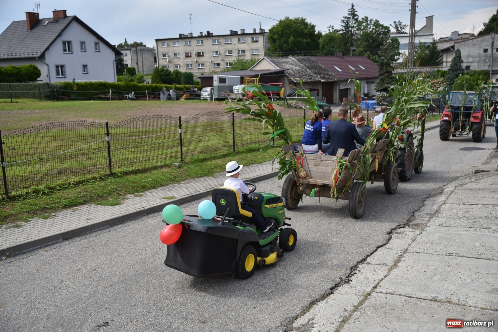 Zdjęcie w galerii na portalu naszraciborz.pl: Ciężki sprzęt i rowery. Dożynki w Szonowicach i Modzurowie wiadomości z regionu