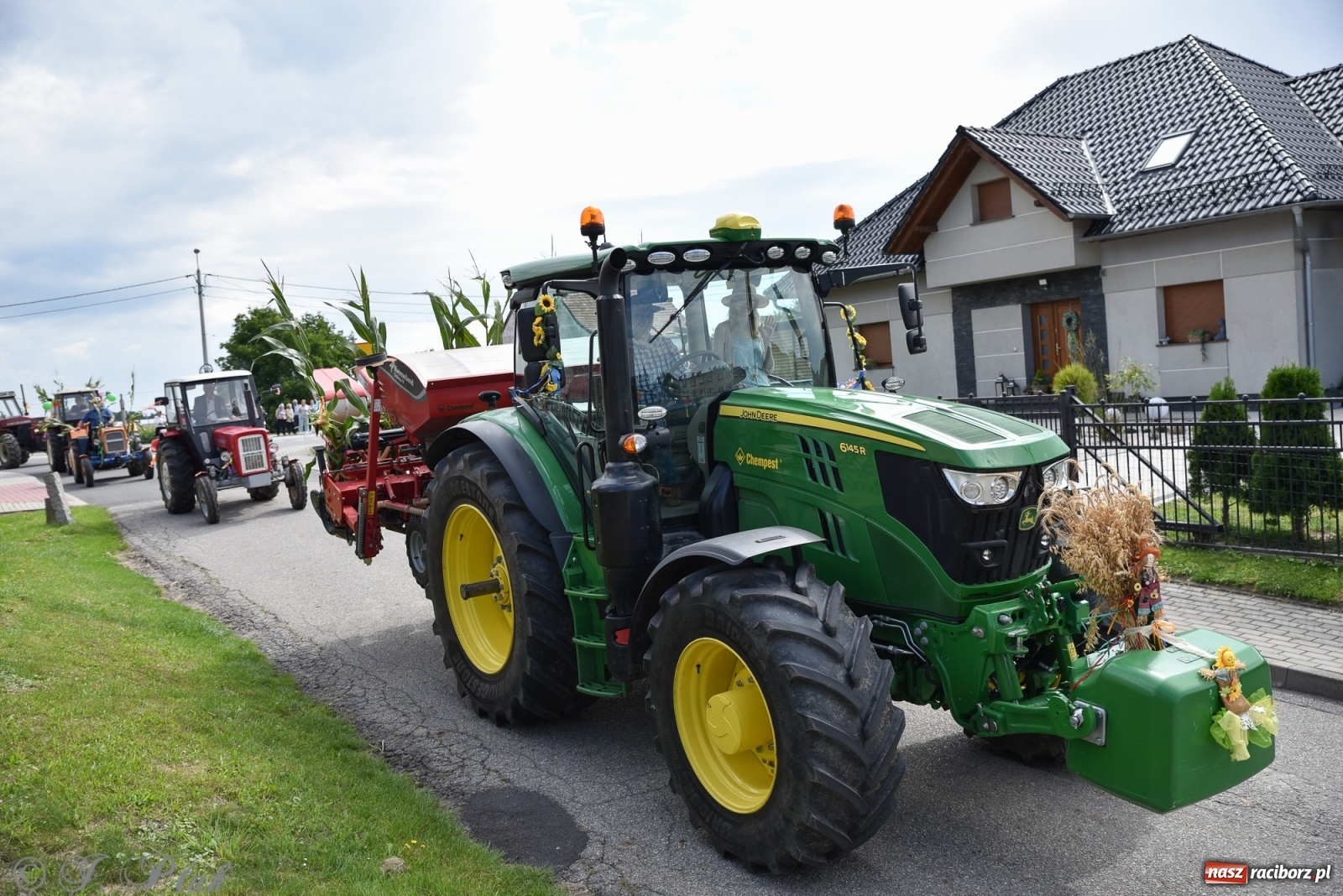 Zdjęcie w galerii na portalu naszraciborz.pl: Ciężki sprzęt i rowery. Dożynki w Szonowicach i Modzurowie wiadomości z regionu
