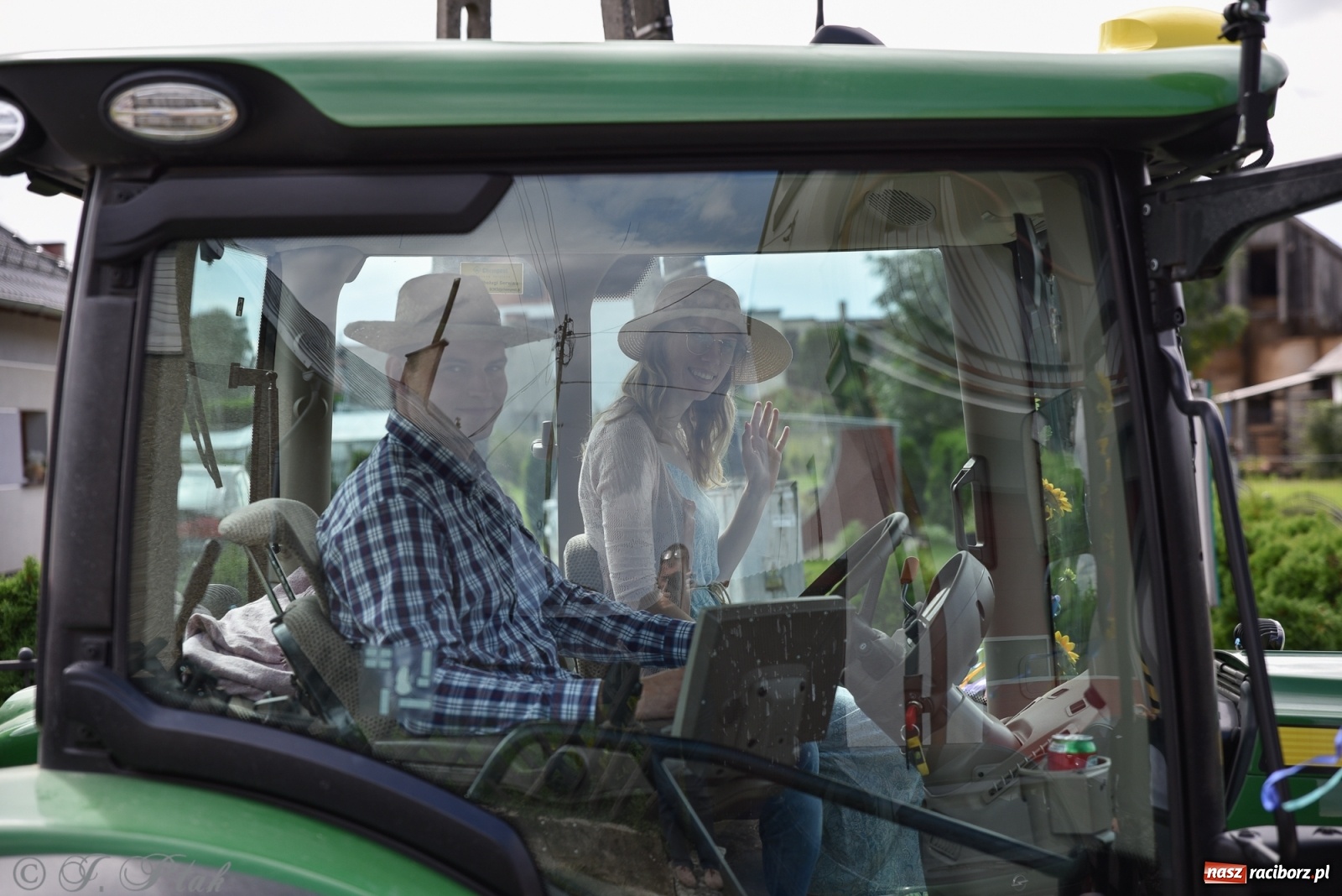 Zdjęcie w galerii na portalu naszraciborz.pl: Ciężki sprzęt i rowery. Dożynki w Szonowicach i Modzurowie wiadomości z regionu