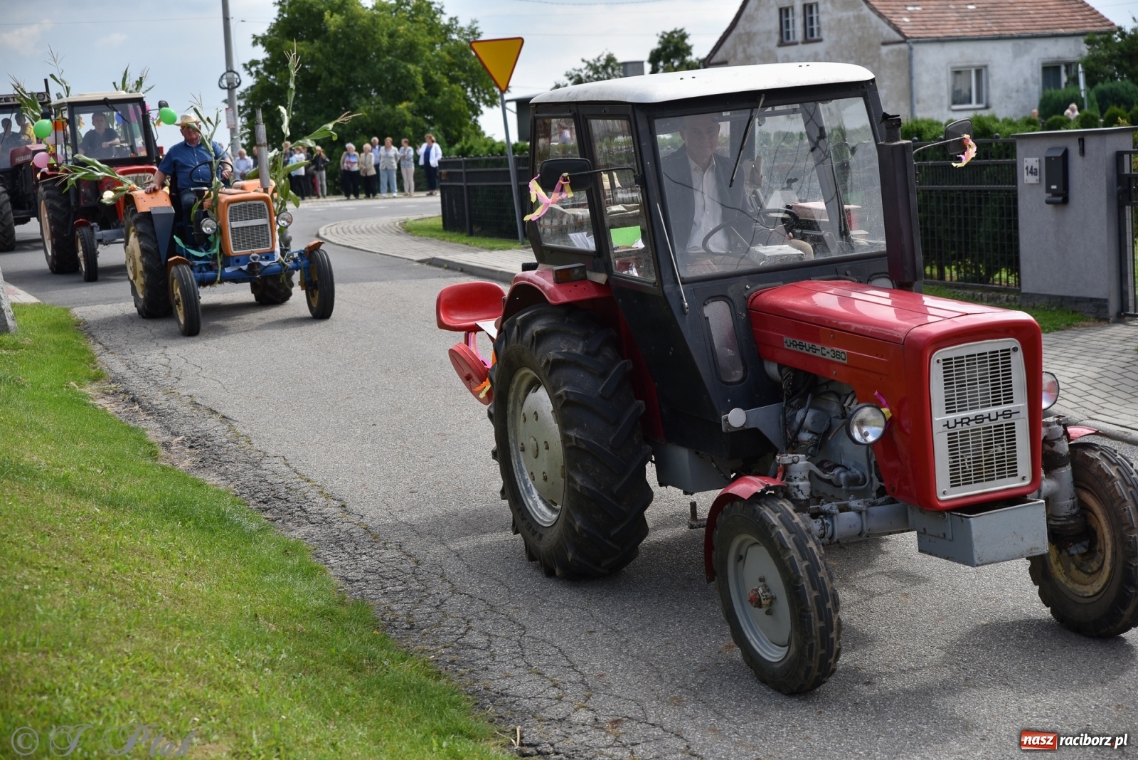 Zdjęcie w galerii na portalu naszraciborz.pl: Ciężki sprzęt i rowery. Dożynki w Szonowicach i Modzurowie wiadomości z regionu