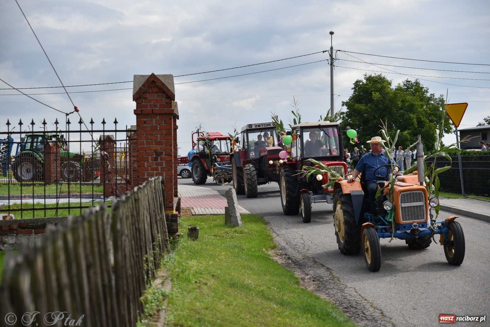 Zdjęcie w galerii na portalu naszraciborz.pl: Ciężki sprzęt i rowery. Dożynki w Szonowicach i Modzurowie wiadomości z regionu