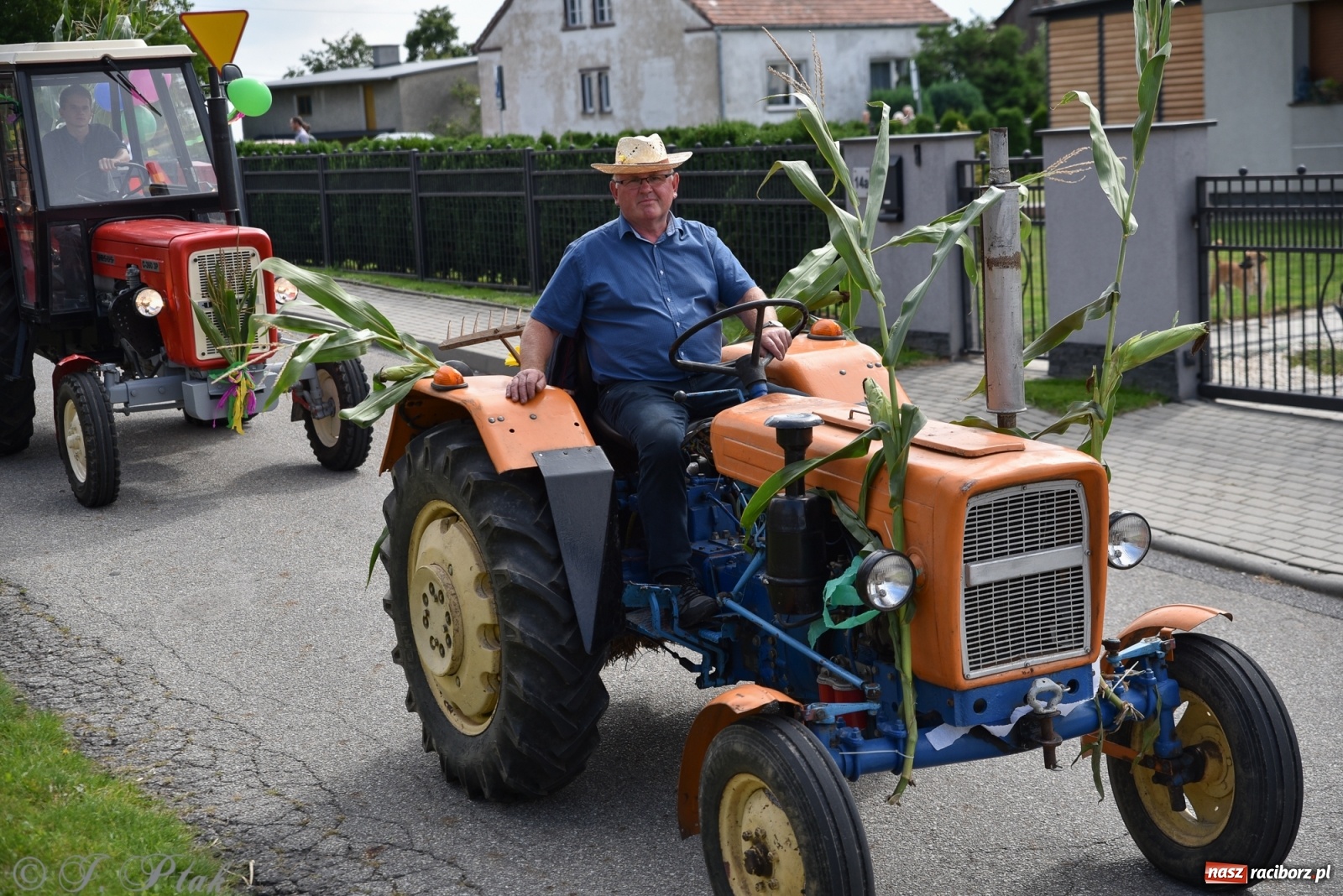 Zdjęcie w galerii na portalu naszraciborz.pl: Ciężki sprzęt i rowery. Dożynki w Szonowicach i Modzurowie wiadomości z regionu