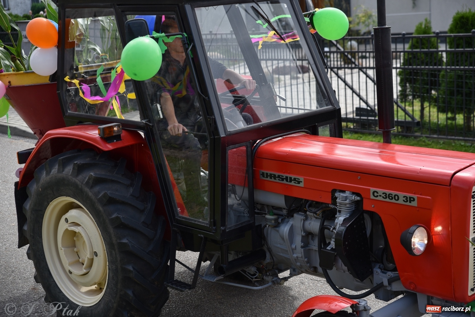 Zdjęcie w galerii na portalu naszraciborz.pl: Ciężki sprzęt i rowery. Dożynki w Szonowicach i Modzurowie wiadomości z regionu