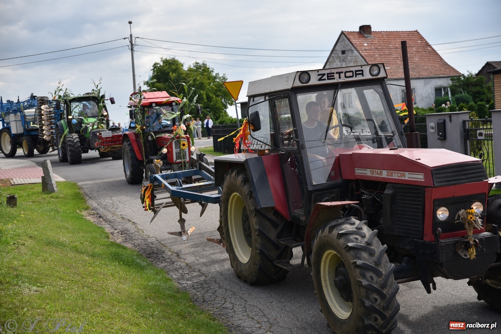 Zdjęcie w galerii na portalu naszraciborz.pl: Ciężki sprzęt i rowery. Dożynki w Szonowicach i Modzurowie wiadomości z regionu
