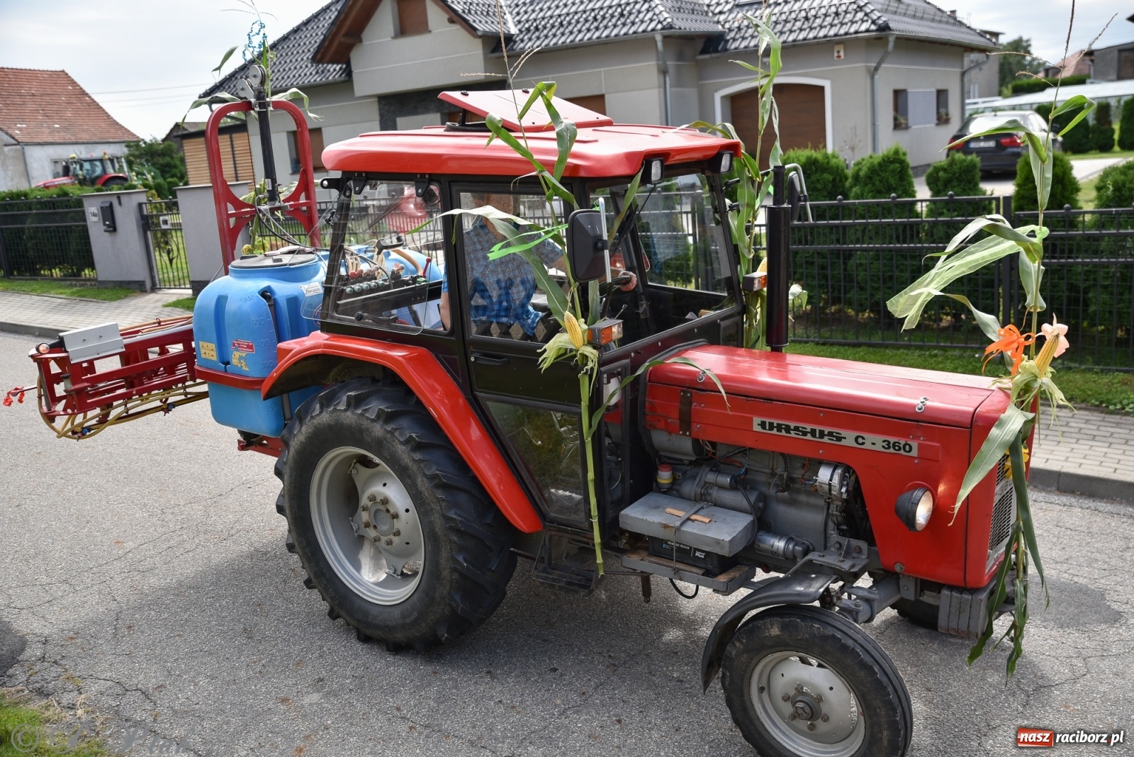 Zdjęcie w galerii na portalu naszraciborz.pl: Ciężki sprzęt i rowery. Dożynki w Szonowicach i Modzurowie wiadomości z regionu