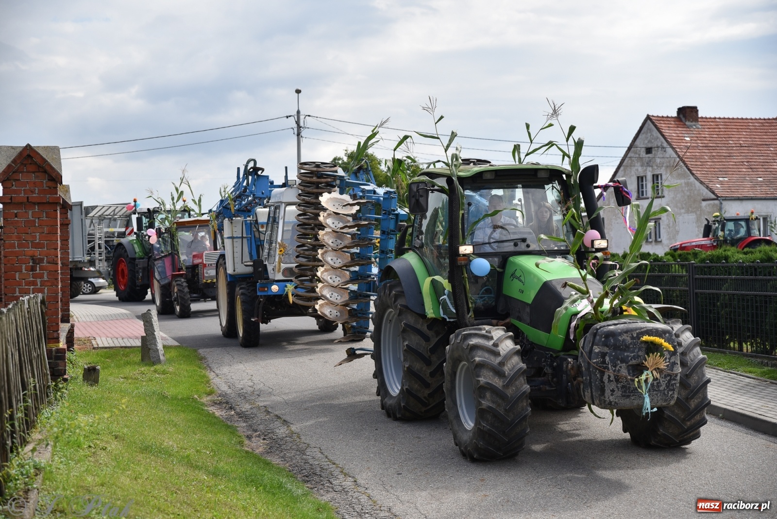 Zdjęcie w galerii na portalu naszraciborz.pl: Ciężki sprzęt i rowery. Dożynki w Szonowicach i Modzurowie wiadomości z regionu