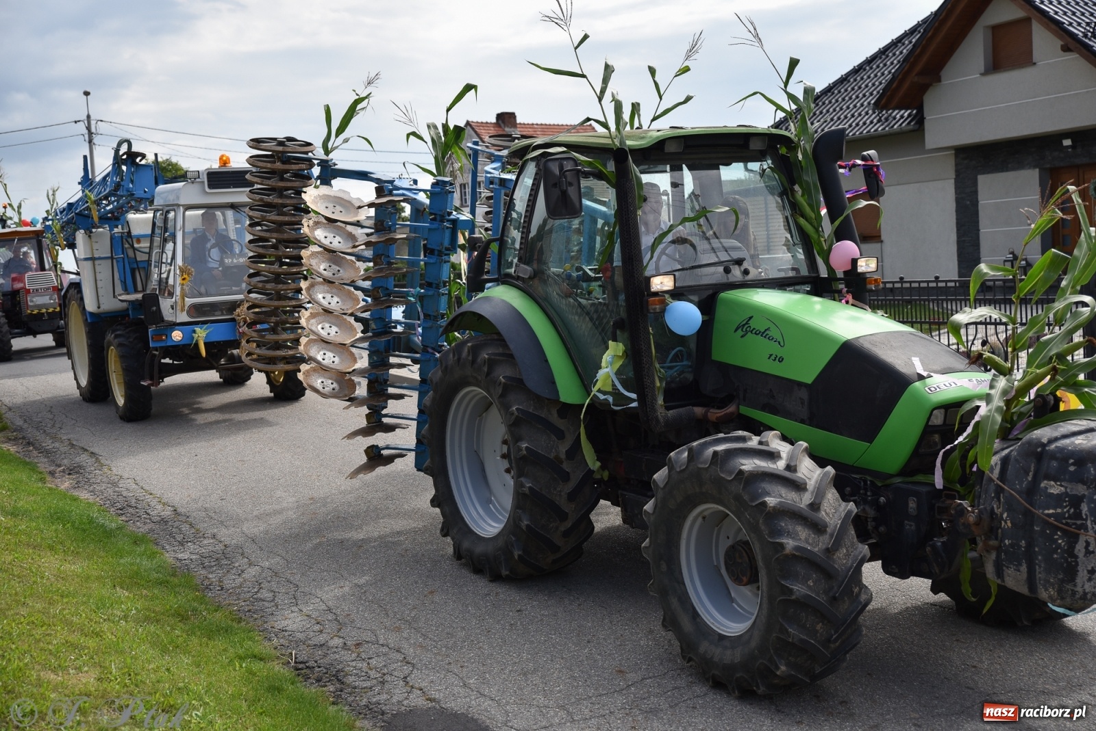 Zdjęcie w galerii na portalu naszraciborz.pl: Ciężki sprzęt i rowery. Dożynki w Szonowicach i Modzurowie wiadomości z regionu