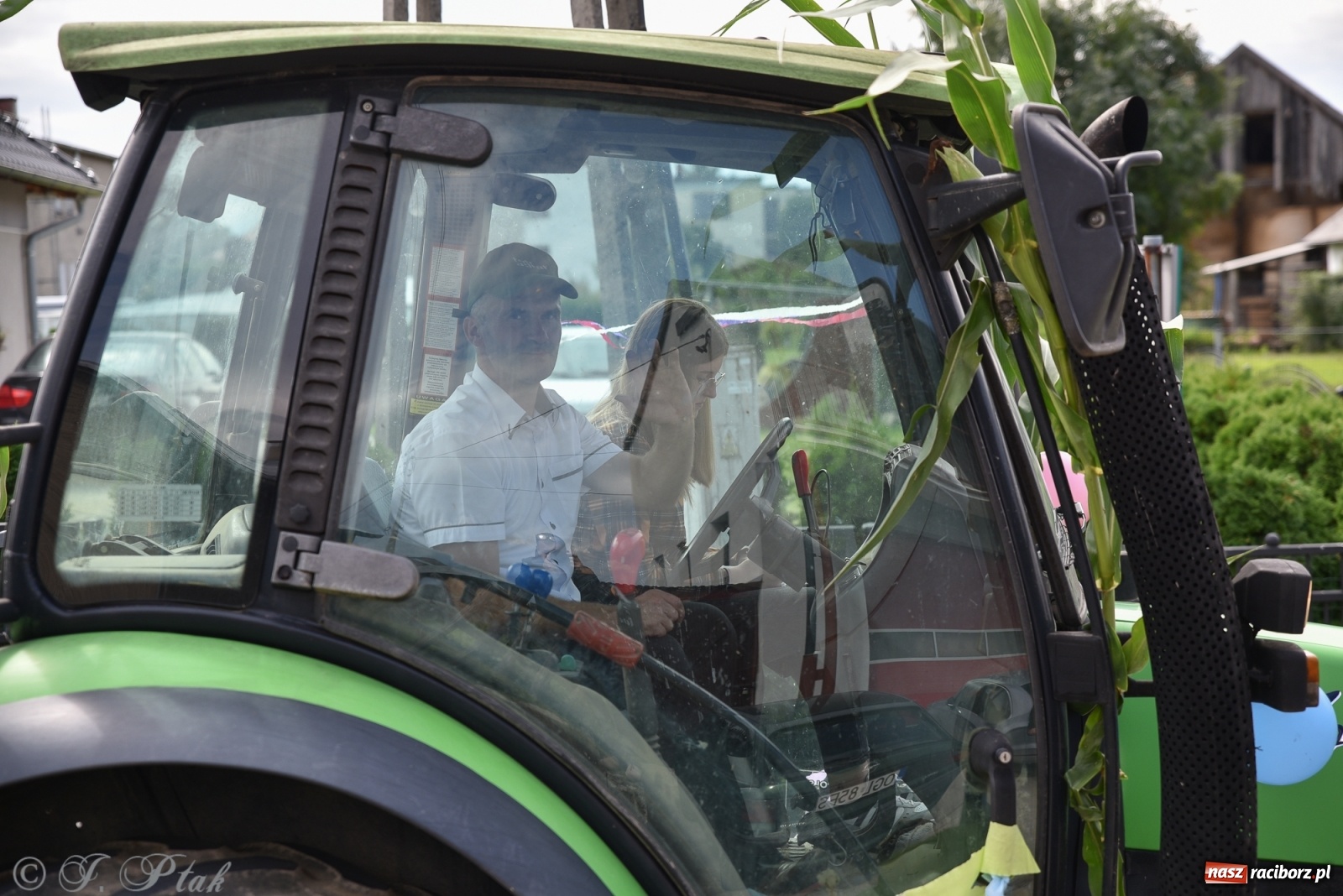 Zdjęcie w galerii na portalu naszraciborz.pl: Ciężki sprzęt i rowery. Dożynki w Szonowicach i Modzurowie wiadomości z regionu