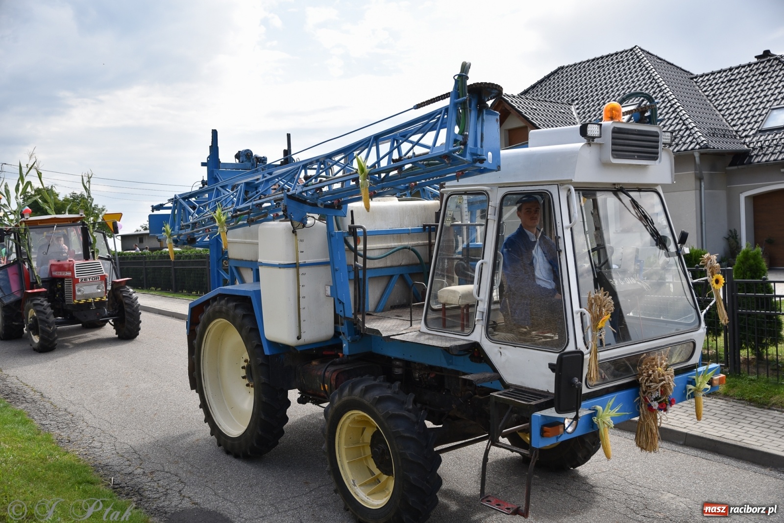 Zdjęcie w galerii na portalu naszraciborz.pl: Ciężki sprzęt i rowery. Dożynki w Szonowicach i Modzurowie wiadomości z regionu