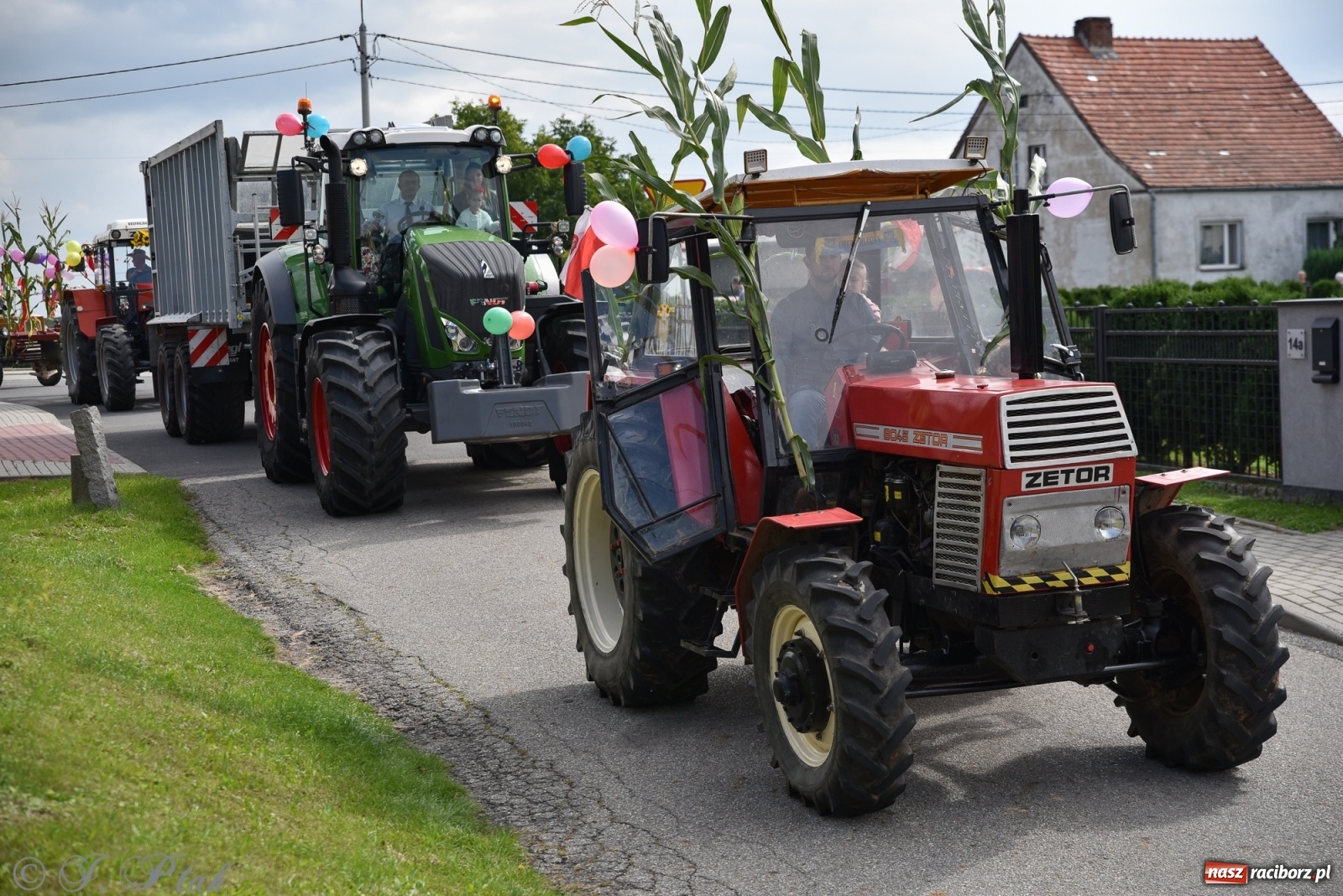 Zdjęcie w galerii na portalu naszraciborz.pl: Ciężki sprzęt i rowery. Dożynki w Szonowicach i Modzurowie wiadomości z regionu