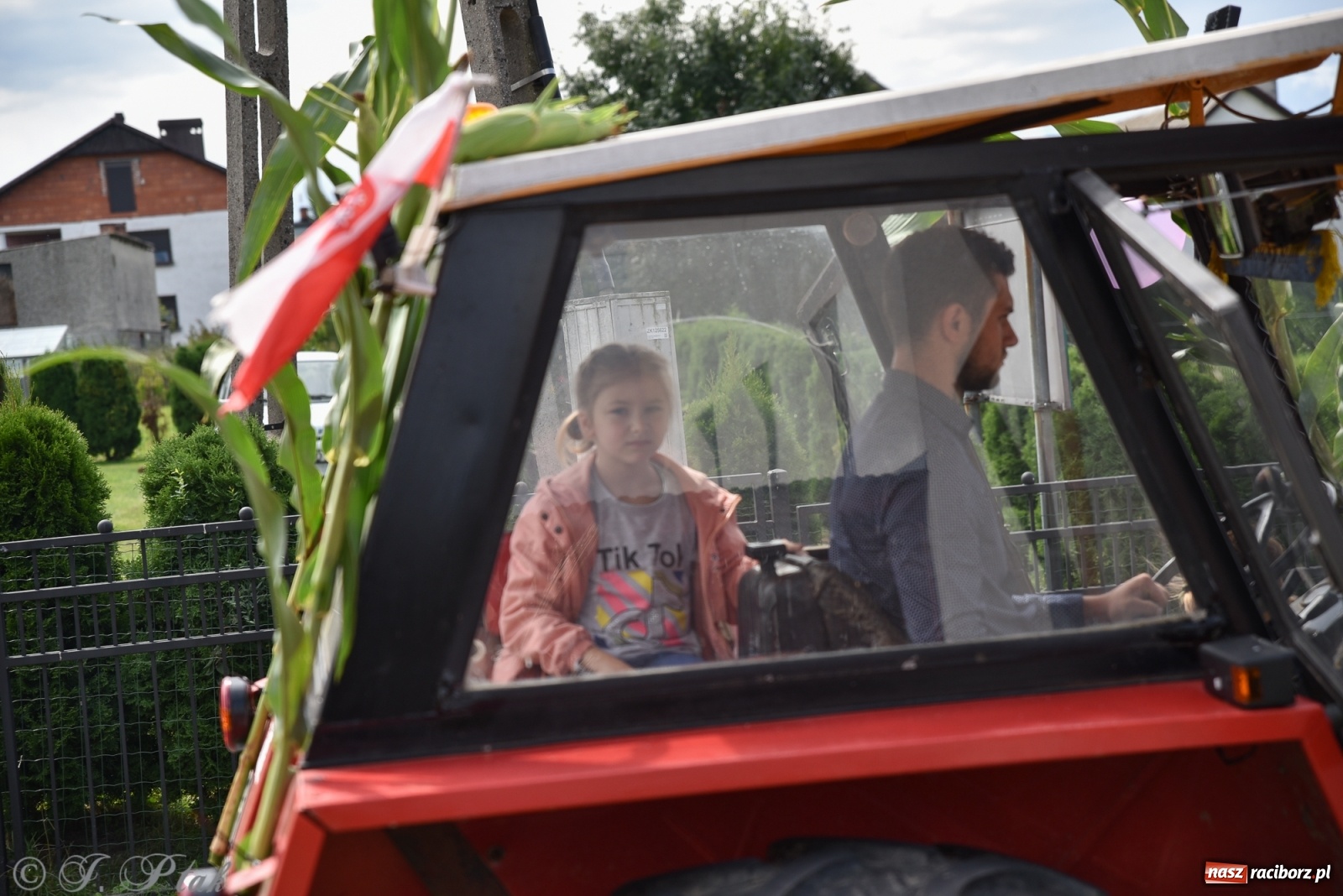 Zdjęcie w galerii na portalu naszraciborz.pl: Ciężki sprzęt i rowery. Dożynki w Szonowicach i Modzurowie wiadomości z regionu