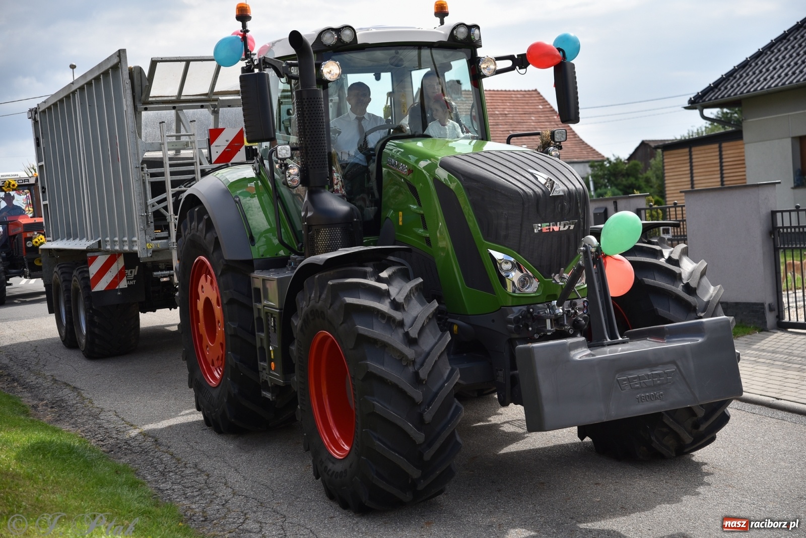 Zdjęcie w galerii na portalu naszraciborz.pl: Ciężki sprzęt i rowery. Dożynki w Szonowicach i Modzurowie wiadomości z regionu