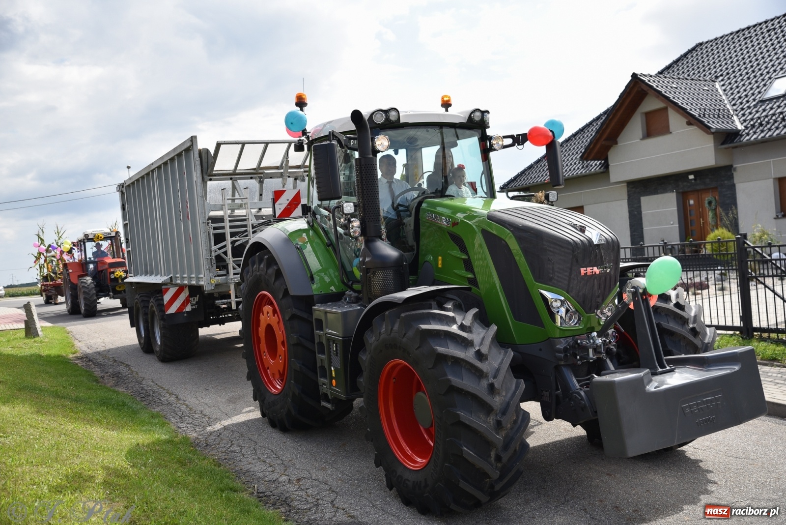 Zdjęcie w galerii na portalu naszraciborz.pl: Ciężki sprzęt i rowery. Dożynki w Szonowicach i Modzurowie wiadomości z regionu
