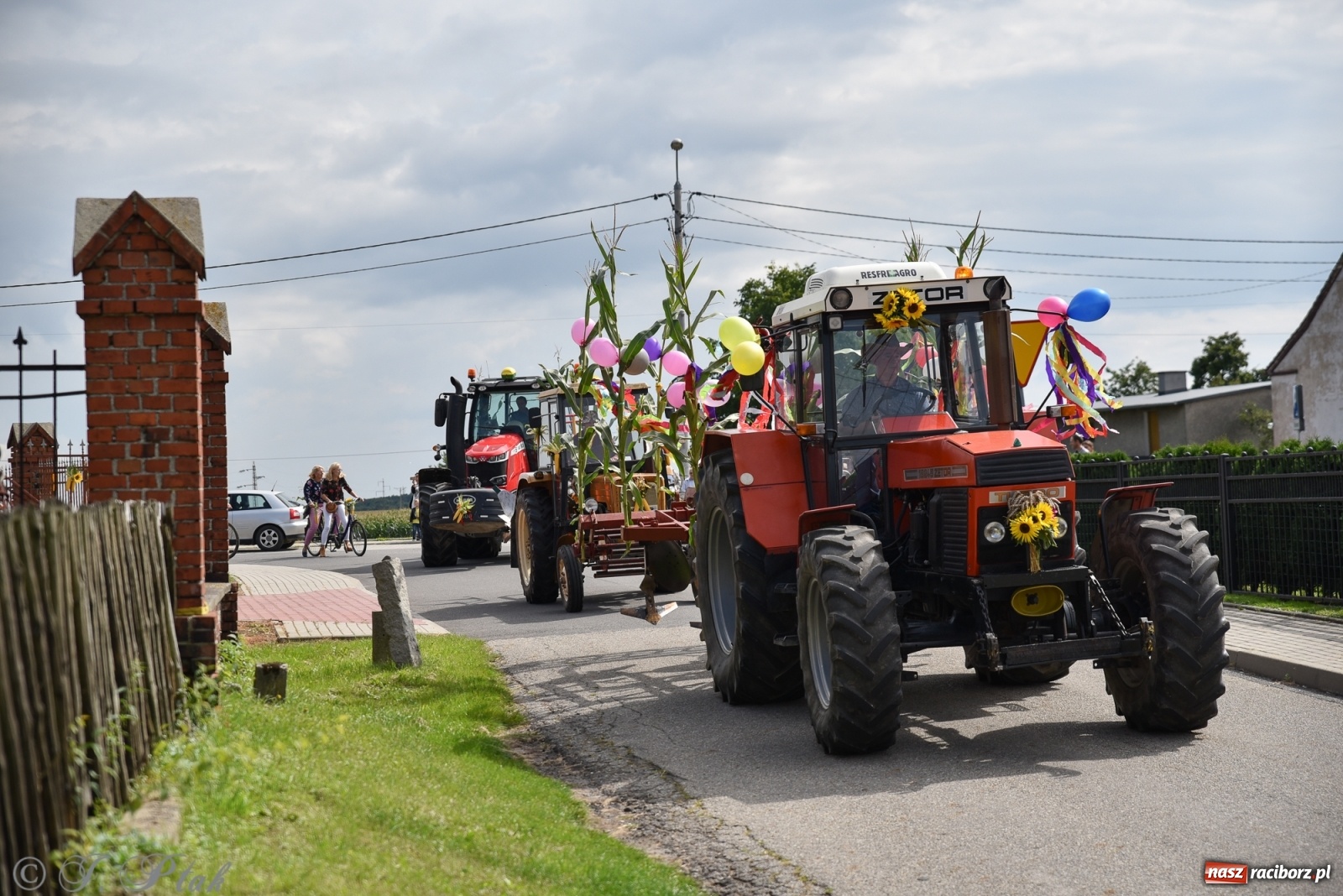 Zdjęcie w galerii na portalu naszraciborz.pl: Ciężki sprzęt i rowery. Dożynki w Szonowicach i Modzurowie wiadomości z regionu