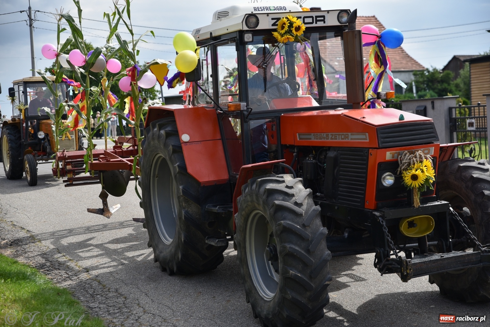 Zdjęcie w galerii na portalu naszraciborz.pl: Ciężki sprzęt i rowery. Dożynki w Szonowicach i Modzurowie wiadomości z regionu
