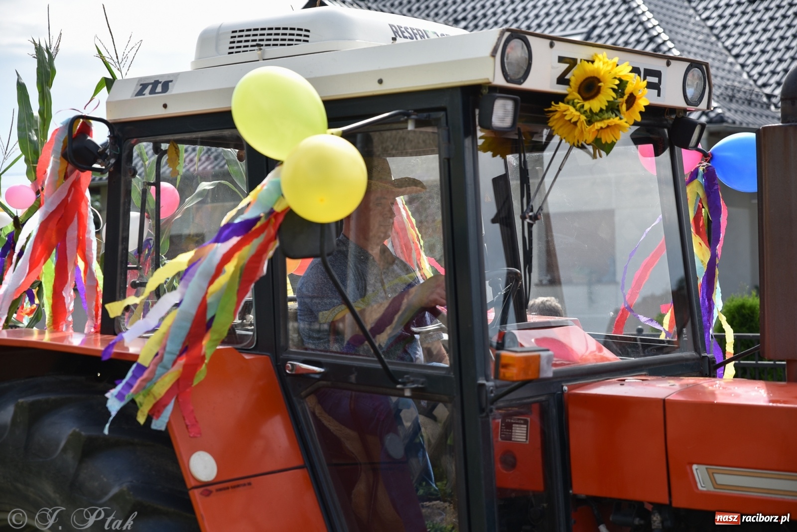 Zdjęcie w galerii na portalu naszraciborz.pl: Ciężki sprzęt i rowery. Dożynki w Szonowicach i Modzurowie wiadomości z regionu