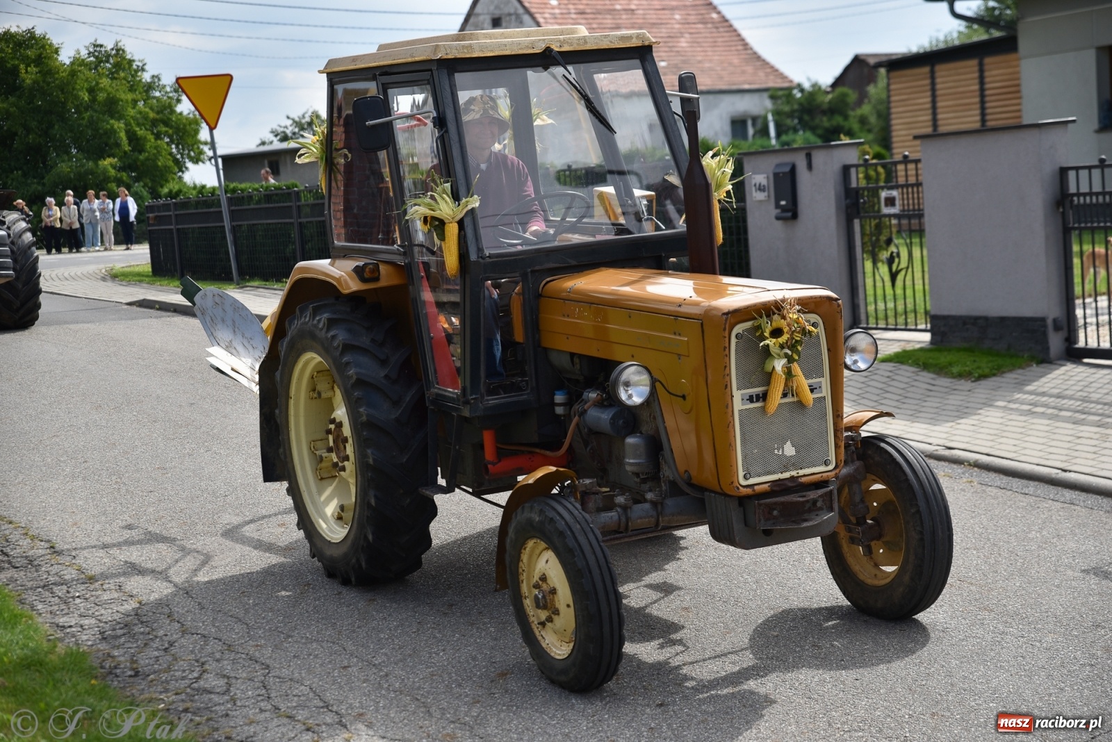 Zdjęcie w galerii na portalu naszraciborz.pl: Ciężki sprzęt i rowery. Dożynki w Szonowicach i Modzurowie wiadomości z regionu