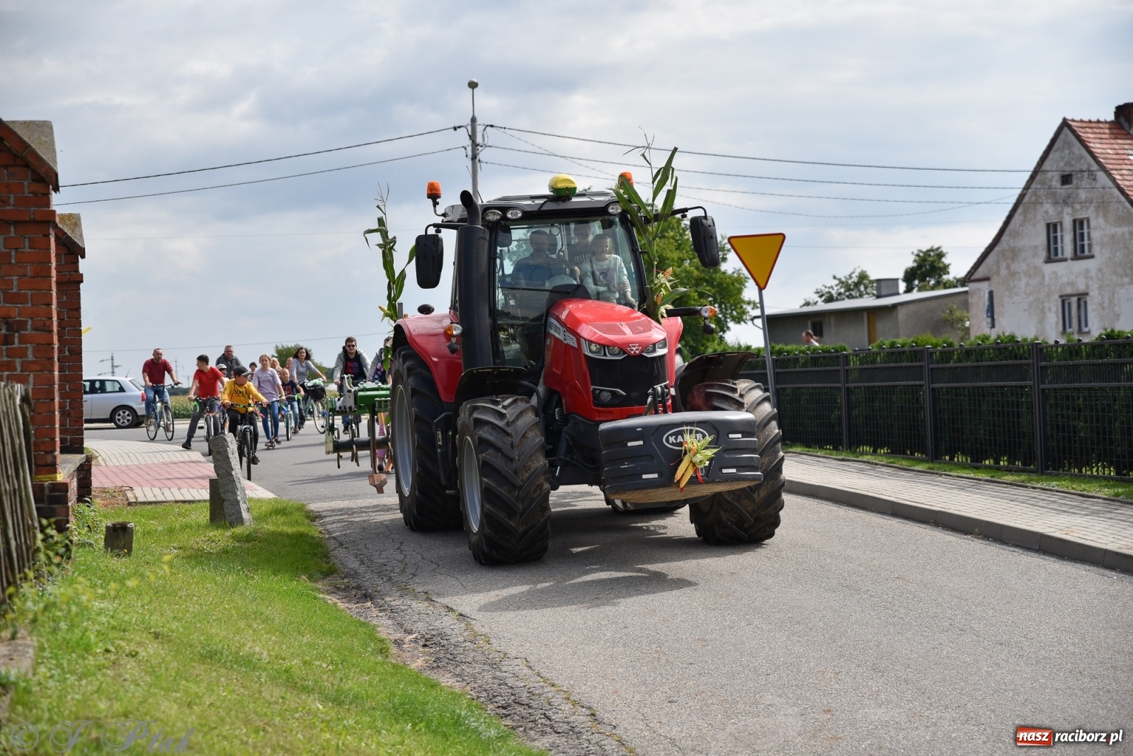 Zdjęcie w galerii na portalu naszraciborz.pl: Ciężki sprzęt i rowery. Dożynki w Szonowicach i Modzurowie wiadomości z regionu