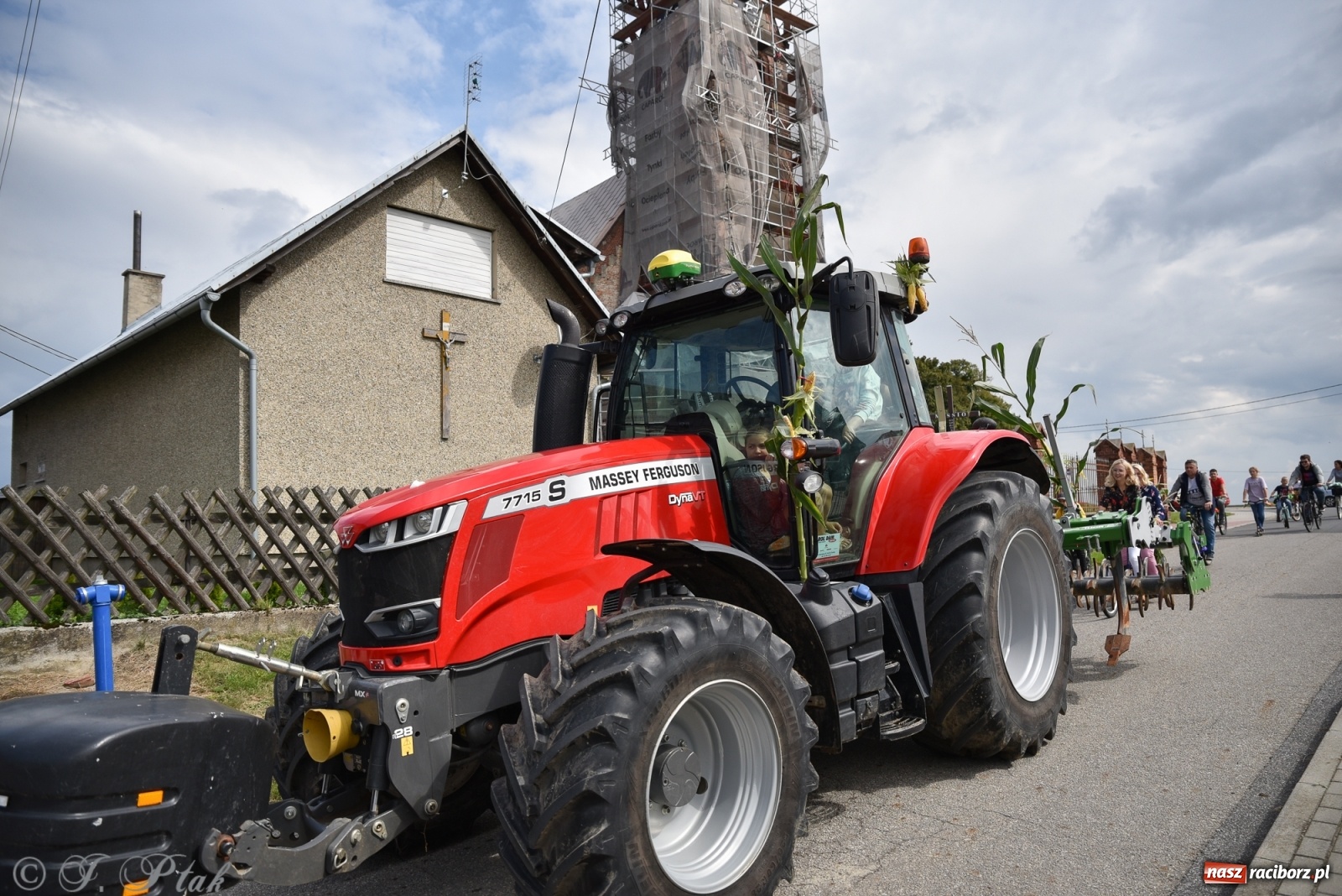 Zdjęcie w galerii na portalu naszraciborz.pl: Ciężki sprzęt i rowery. Dożynki w Szonowicach i Modzurowie wiadomości z regionu