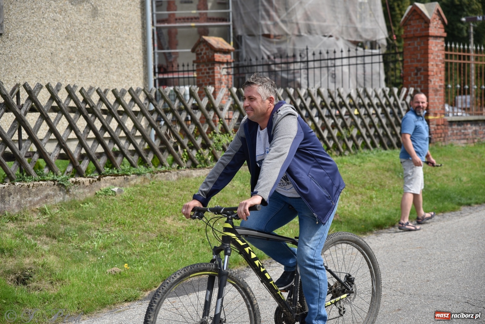 Zdjęcie w galerii na portalu naszraciborz.pl: Ciężki sprzęt i rowery. Dożynki w Szonowicach i Modzurowie wiadomości z regionu