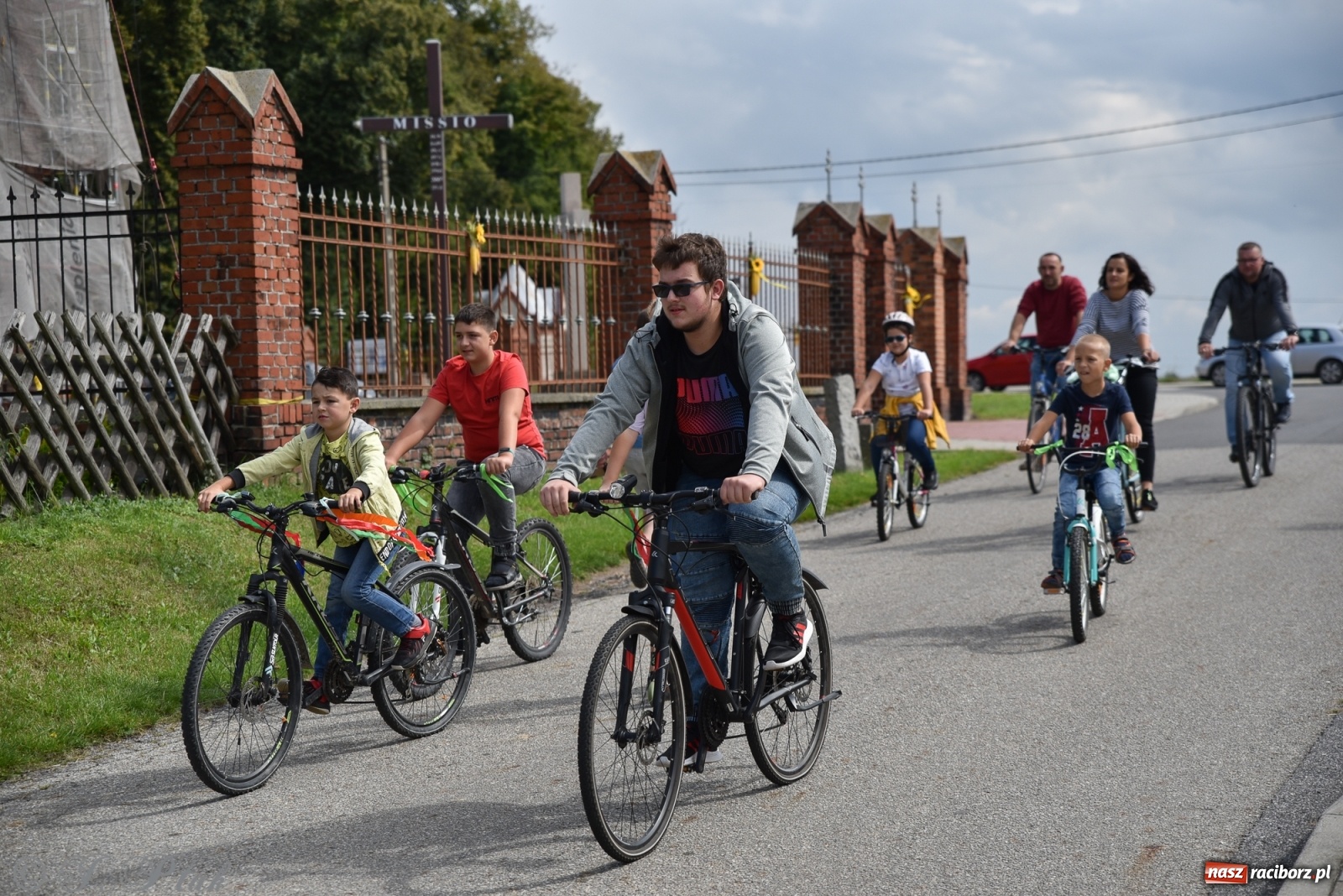 Zdjęcie w galerii na portalu naszraciborz.pl: Ciężki sprzęt i rowery. Dożynki w Szonowicach i Modzurowie wiadomości z regionu