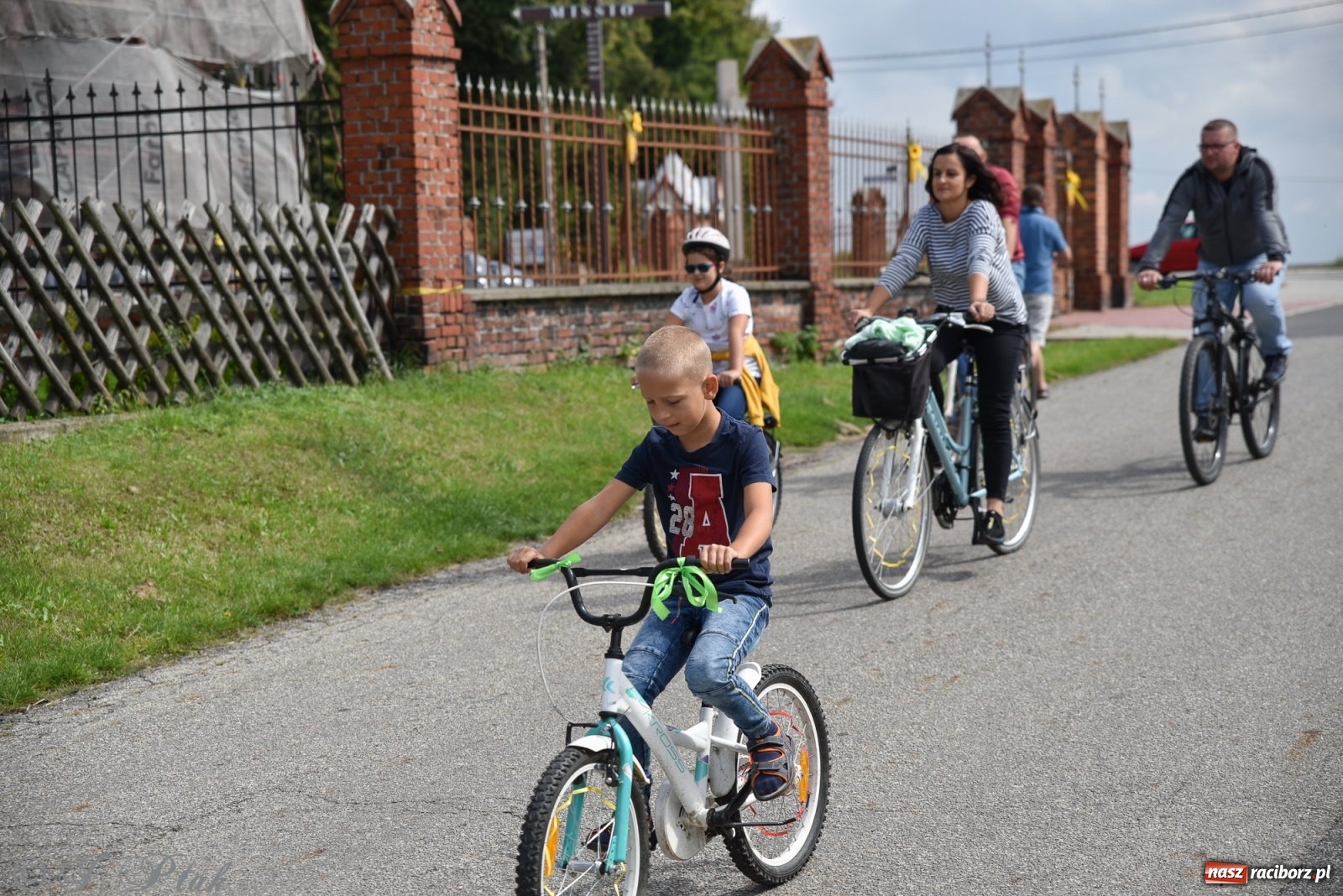 Zdjęcie w galerii na portalu naszraciborz.pl: Ciężki sprzęt i rowery. Dożynki w Szonowicach i Modzurowie wiadomości z regionu