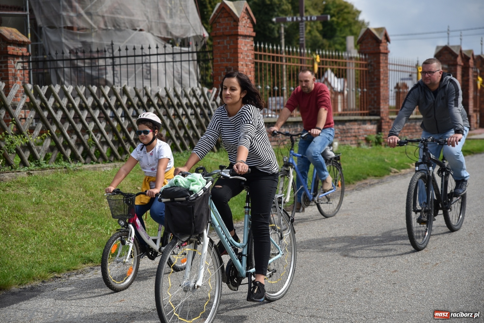 Zdjęcie w galerii na portalu naszraciborz.pl: Ciężki sprzęt i rowery. Dożynki w Szonowicach i Modzurowie wiadomości z regionu