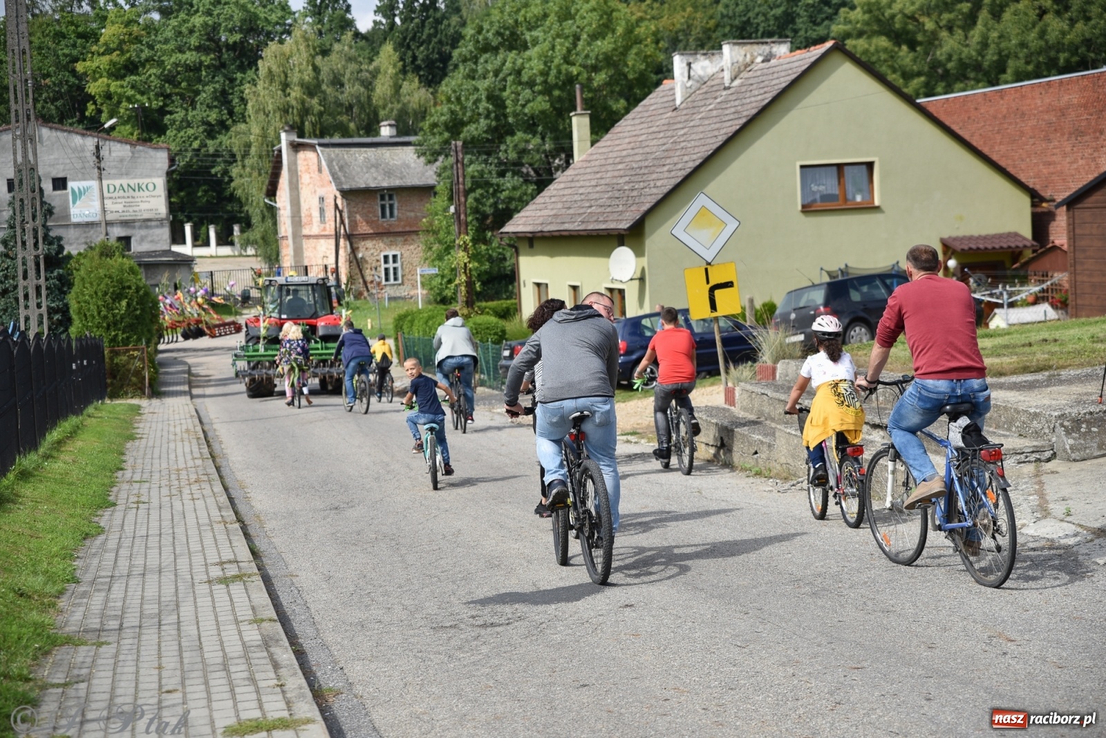 Zdjęcie w galerii na portalu naszraciborz.pl: Ciężki sprzęt i rowery. Dożynki w Szonowicach i Modzurowie wiadomości z regionu