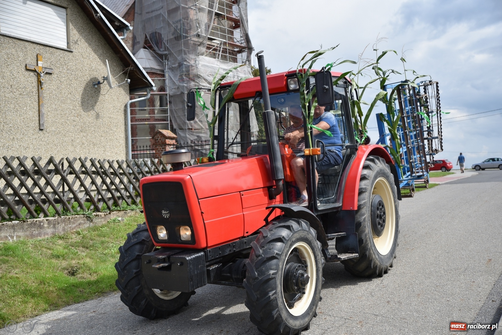 Zdjęcie w galerii na portalu naszraciborz.pl: Ciężki sprzęt i rowery. Dożynki w Szonowicach i Modzurowie wiadomości z regionu