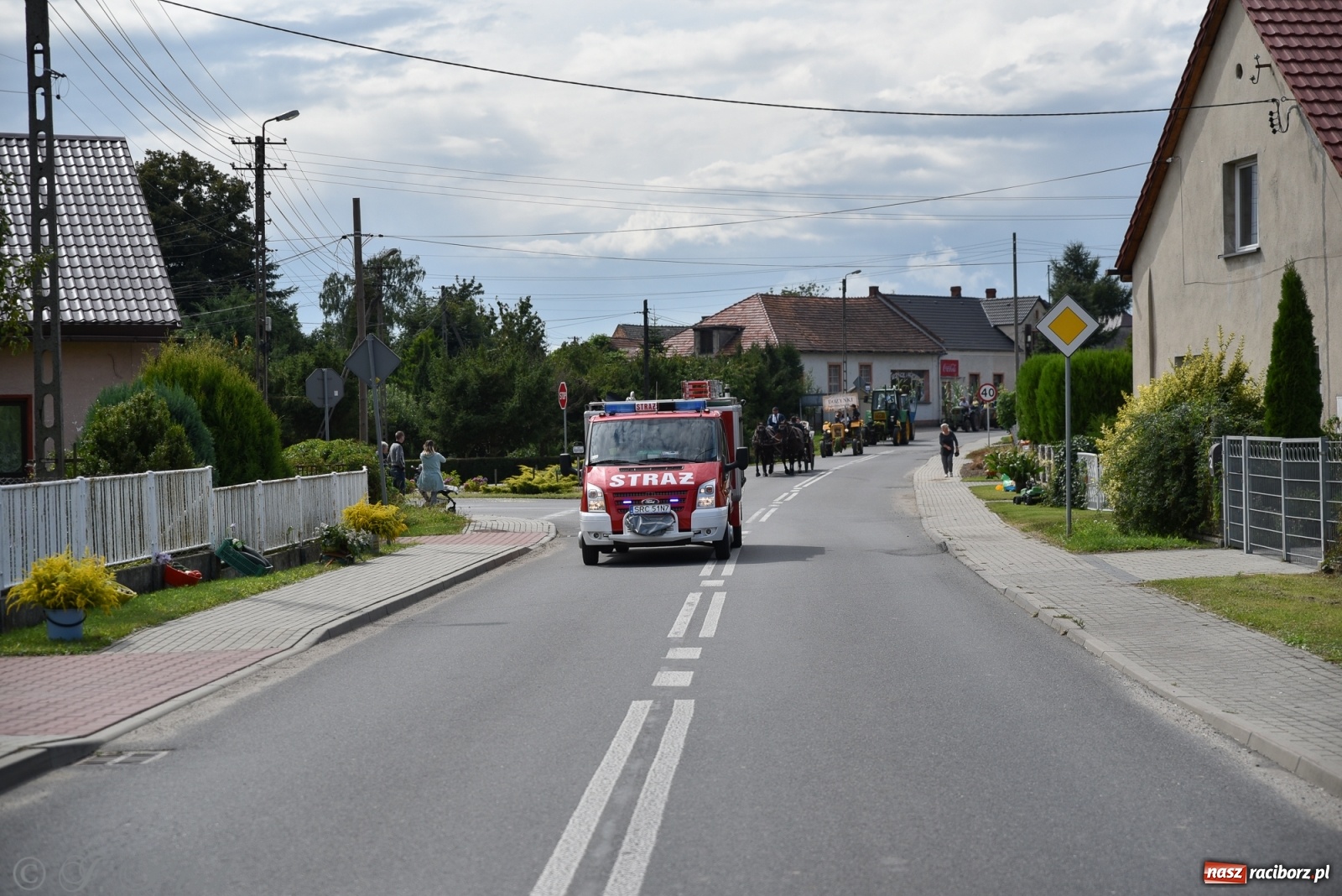 Zdjęcie w galerii na portalu naszraciborz.pl: Ciężki sprzęt i rowery. Dożynki w Szonowicach i Modzurowie wiadomości z regionu