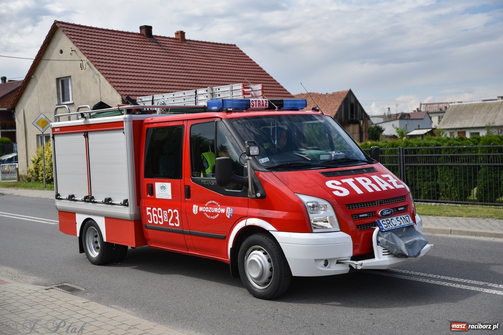 Zdjęcie w galerii na portalu naszraciborz.pl: Ciężki sprzęt i rowery. Dożynki w Szonowicach i Modzurowie wiadomości z regionu