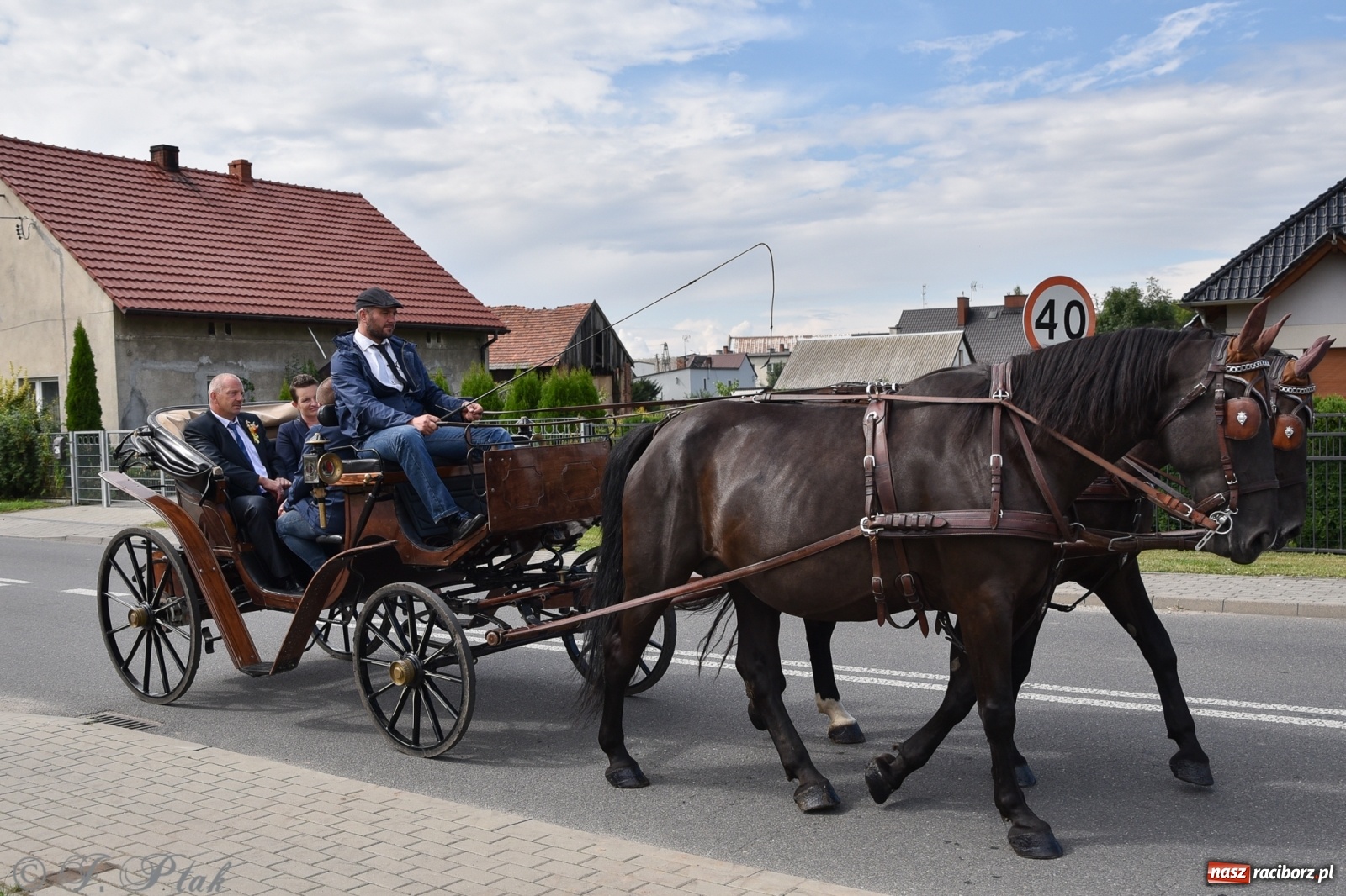 Zdjęcie w galerii na portalu naszraciborz.pl: Ciężki sprzęt i rowery. Dożynki w Szonowicach i Modzurowie wiadomości z regionu