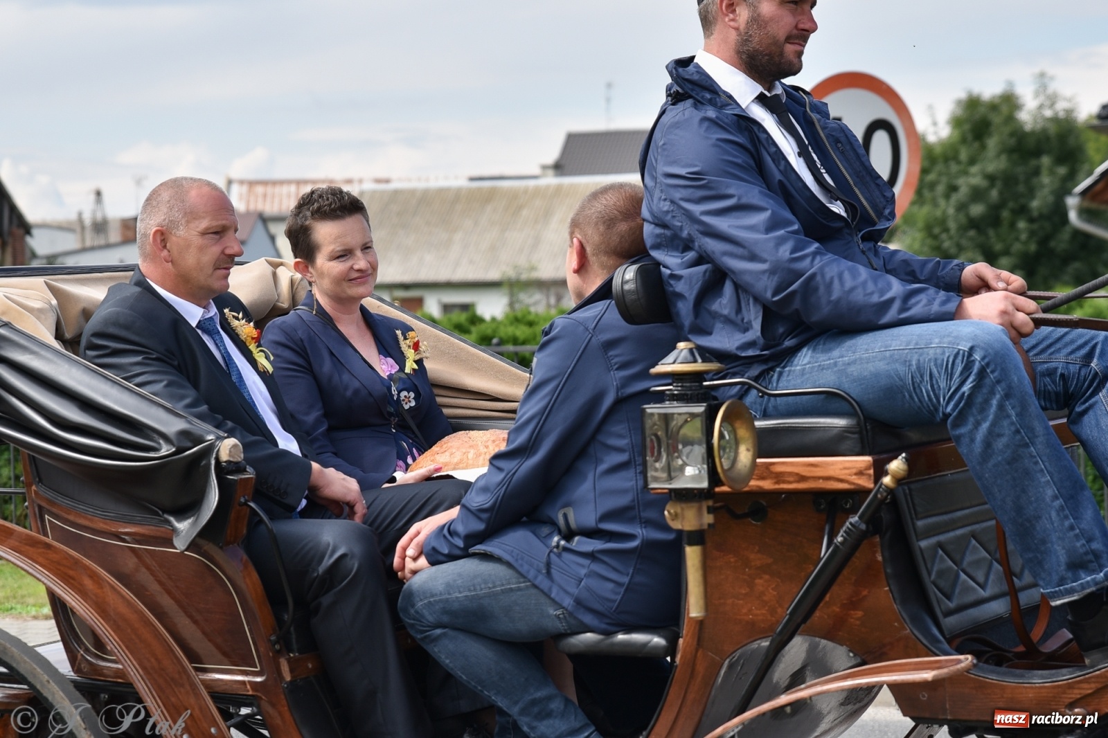 Zdjęcie w galerii na portalu naszraciborz.pl: Ciężki sprzęt i rowery. Dożynki w Szonowicach i Modzurowie wiadomości z regionu