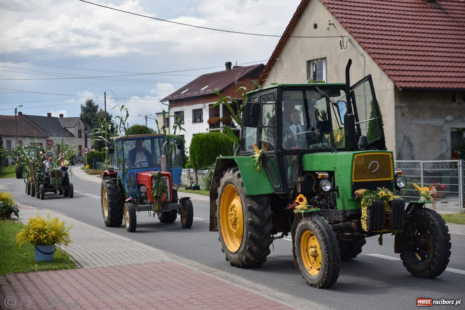 Zdjęcie w galerii na portalu naszraciborz.pl: Ciężki sprzęt i rowery. Dożynki w Szonowicach i Modzurowie wiadomości z regionu
