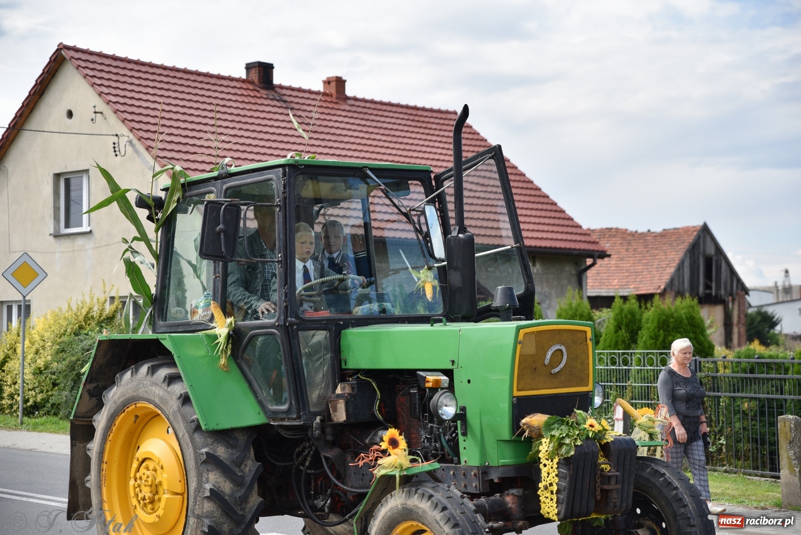 Zdjęcie w galerii na portalu naszraciborz.pl: Ciężki sprzęt i rowery. Dożynki w Szonowicach i Modzurowie wiadomości z regionu