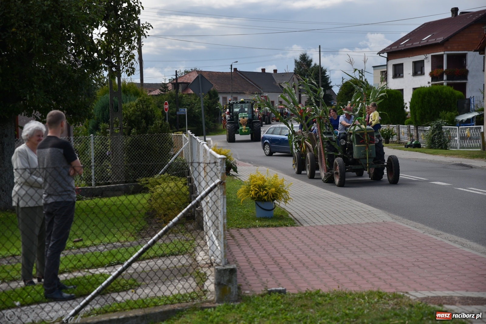 Zdjęcie w galerii na portalu naszraciborz.pl: Ciężki sprzęt i rowery. Dożynki w Szonowicach i Modzurowie wiadomości z regionu