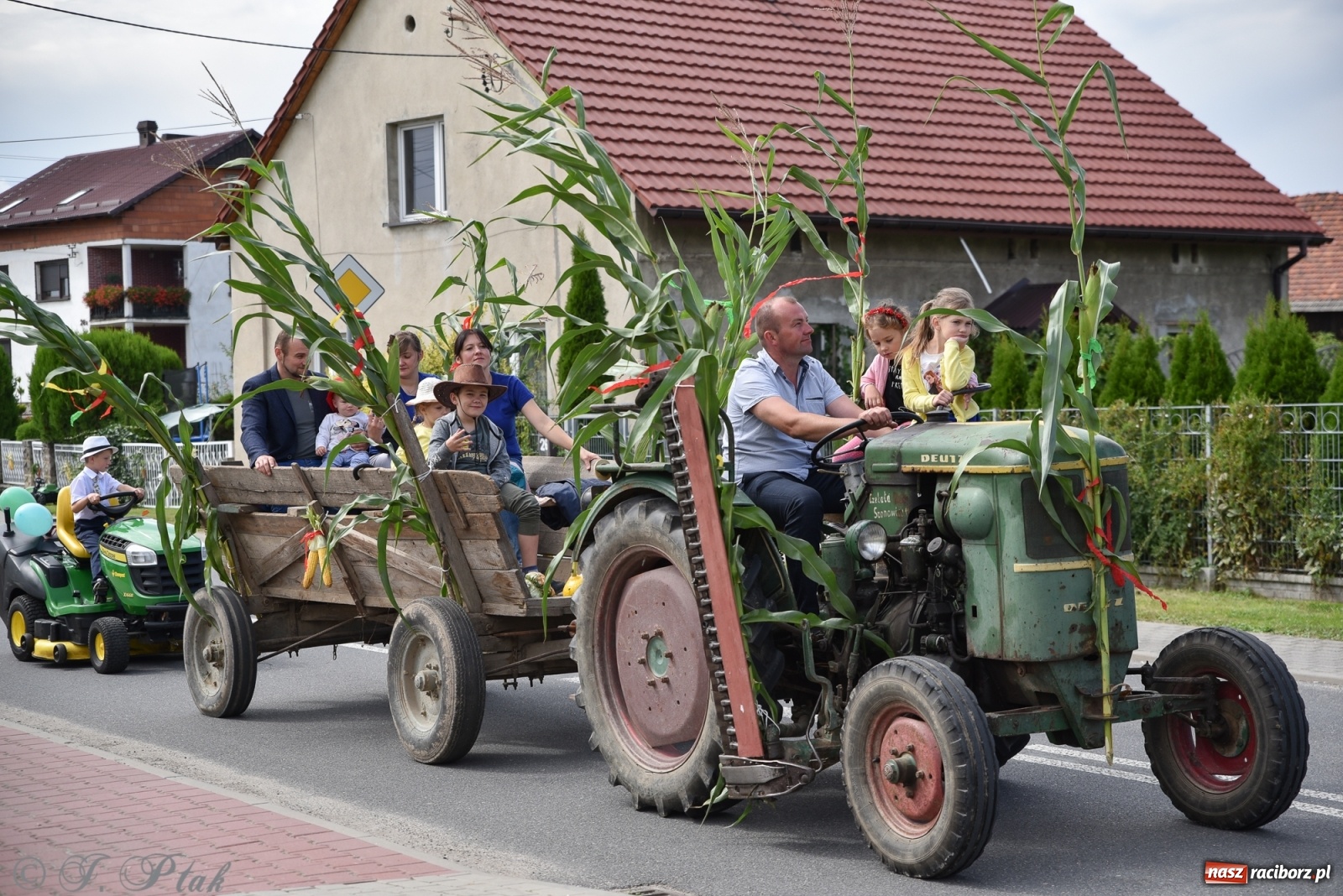 Zdjęcie w galerii na portalu naszraciborz.pl: Ciężki sprzęt i rowery. Dożynki w Szonowicach i Modzurowie wiadomości z regionu