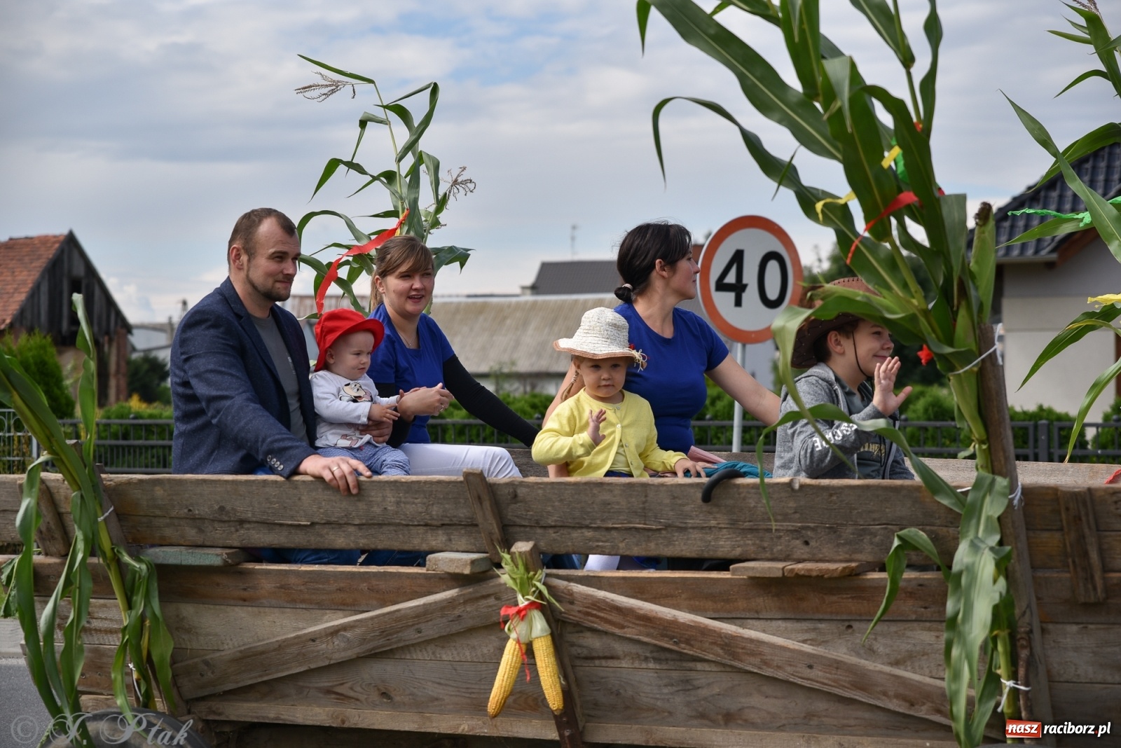 Zdjęcie w galerii na portalu naszraciborz.pl: Ciężki sprzęt i rowery. Dożynki w Szonowicach i Modzurowie wiadomości z regionu