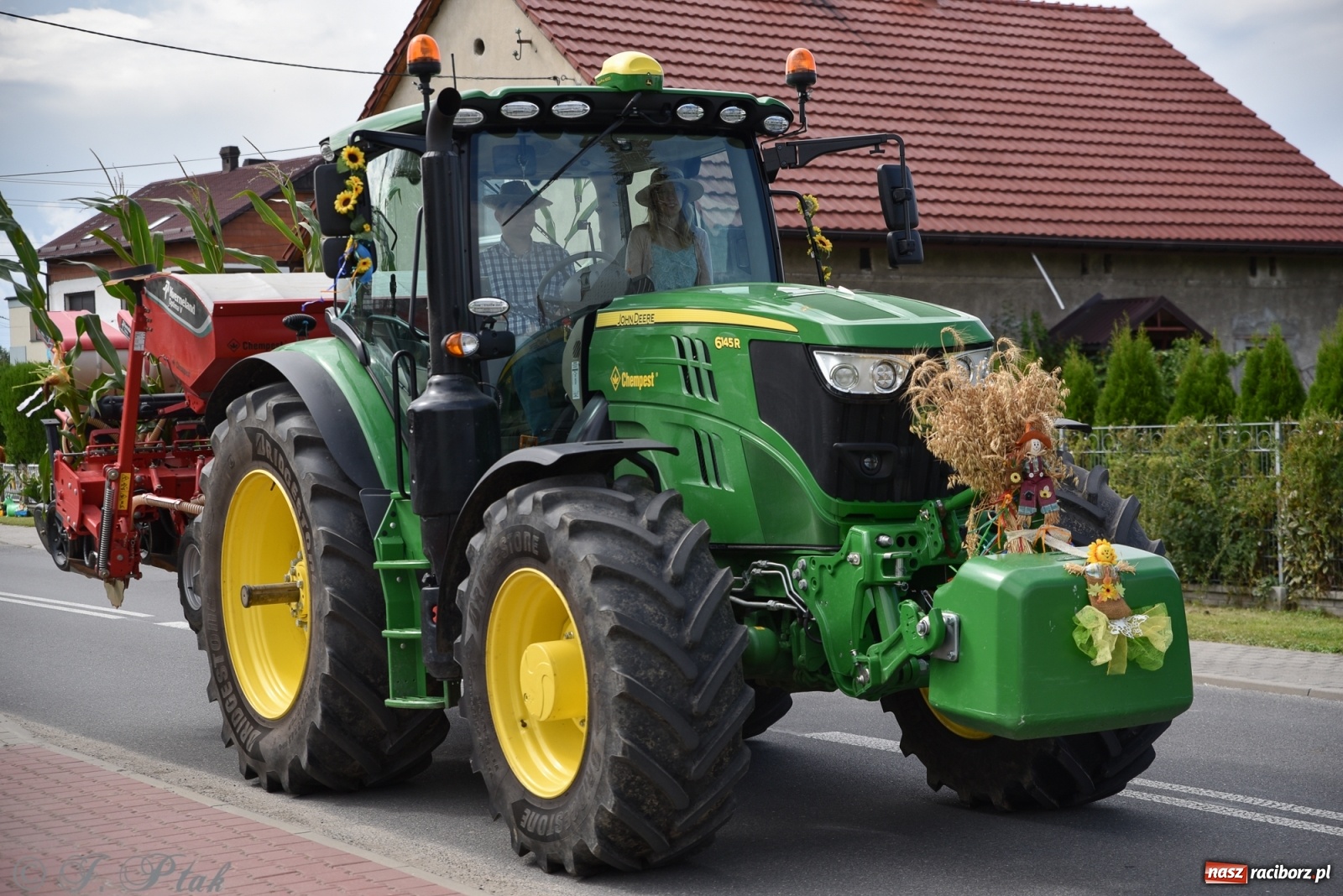 Zdjęcie w galerii na portalu naszraciborz.pl: Ciężki sprzęt i rowery. Dożynki w Szonowicach i Modzurowie wiadomości z regionu