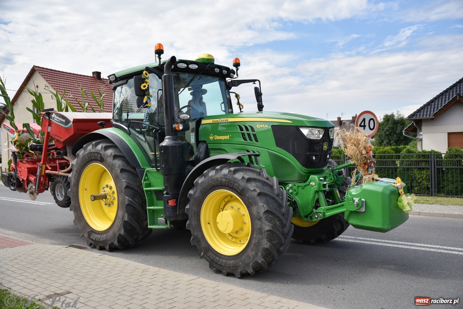 Zdjęcie w galerii na portalu naszraciborz.pl: Ciężki sprzęt i rowery. Dożynki w Szonowicach i Modzurowie wiadomości z regionu