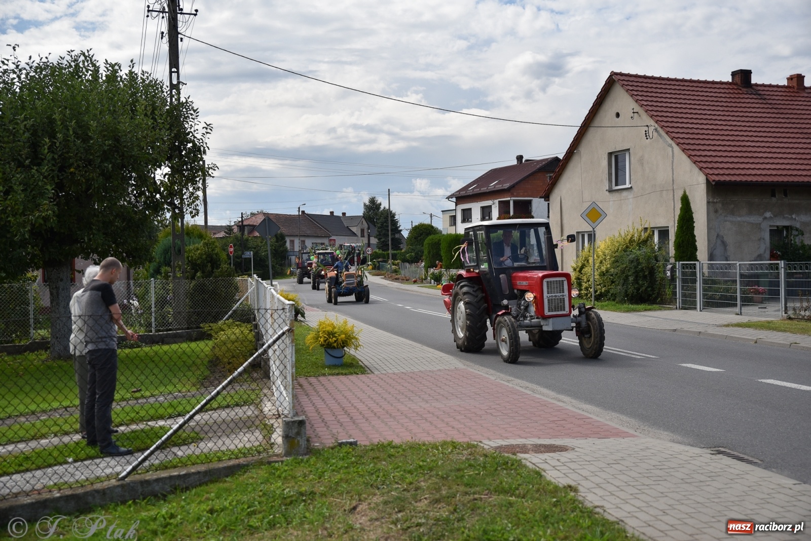 Zdjęcie w galerii na portalu naszraciborz.pl: Ciężki sprzęt i rowery. Dożynki w Szonowicach i Modzurowie wiadomości z regionu
