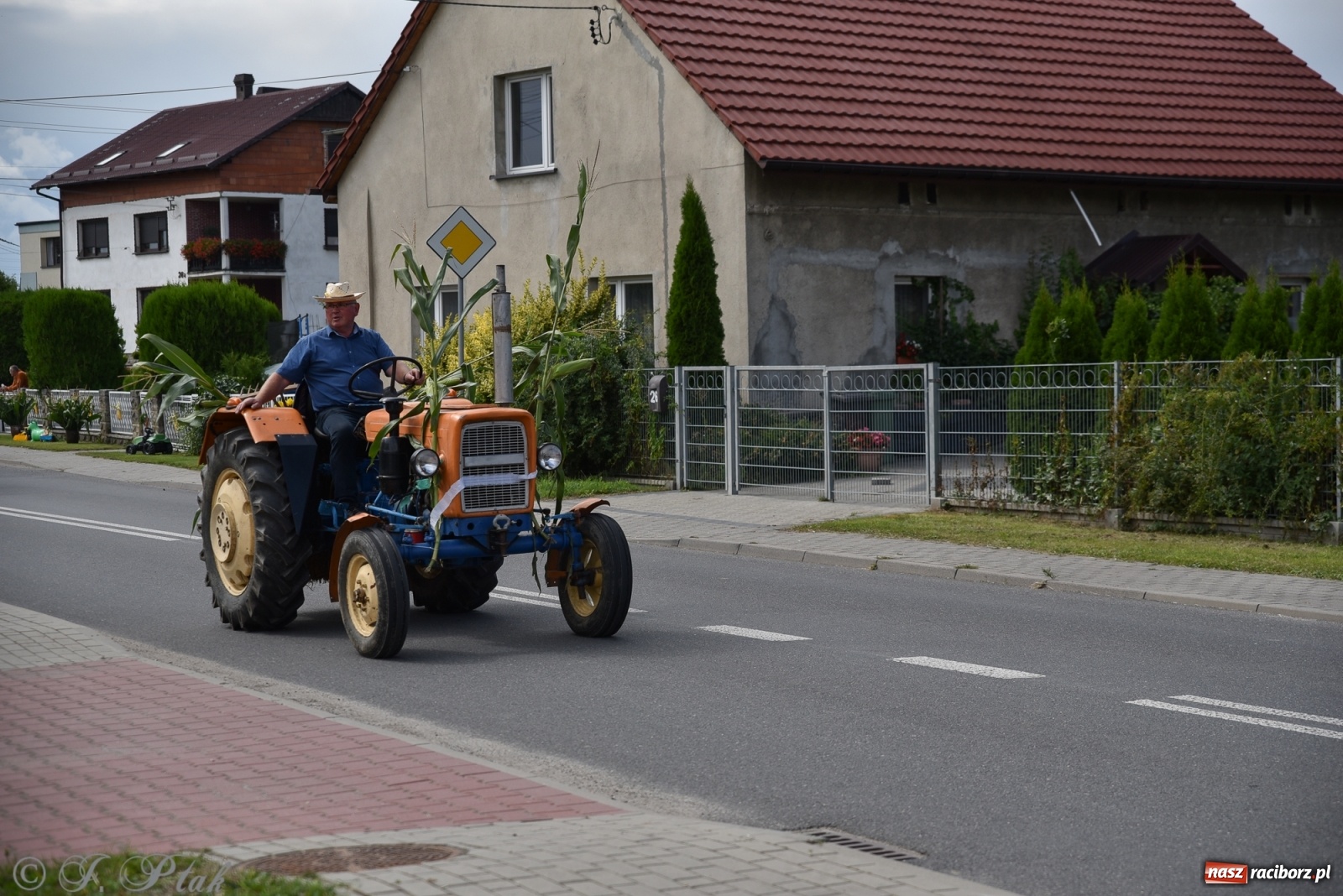 Zdjęcie w galerii na portalu naszraciborz.pl: Ciężki sprzęt i rowery. Dożynki w Szonowicach i Modzurowie wiadomości z regionu