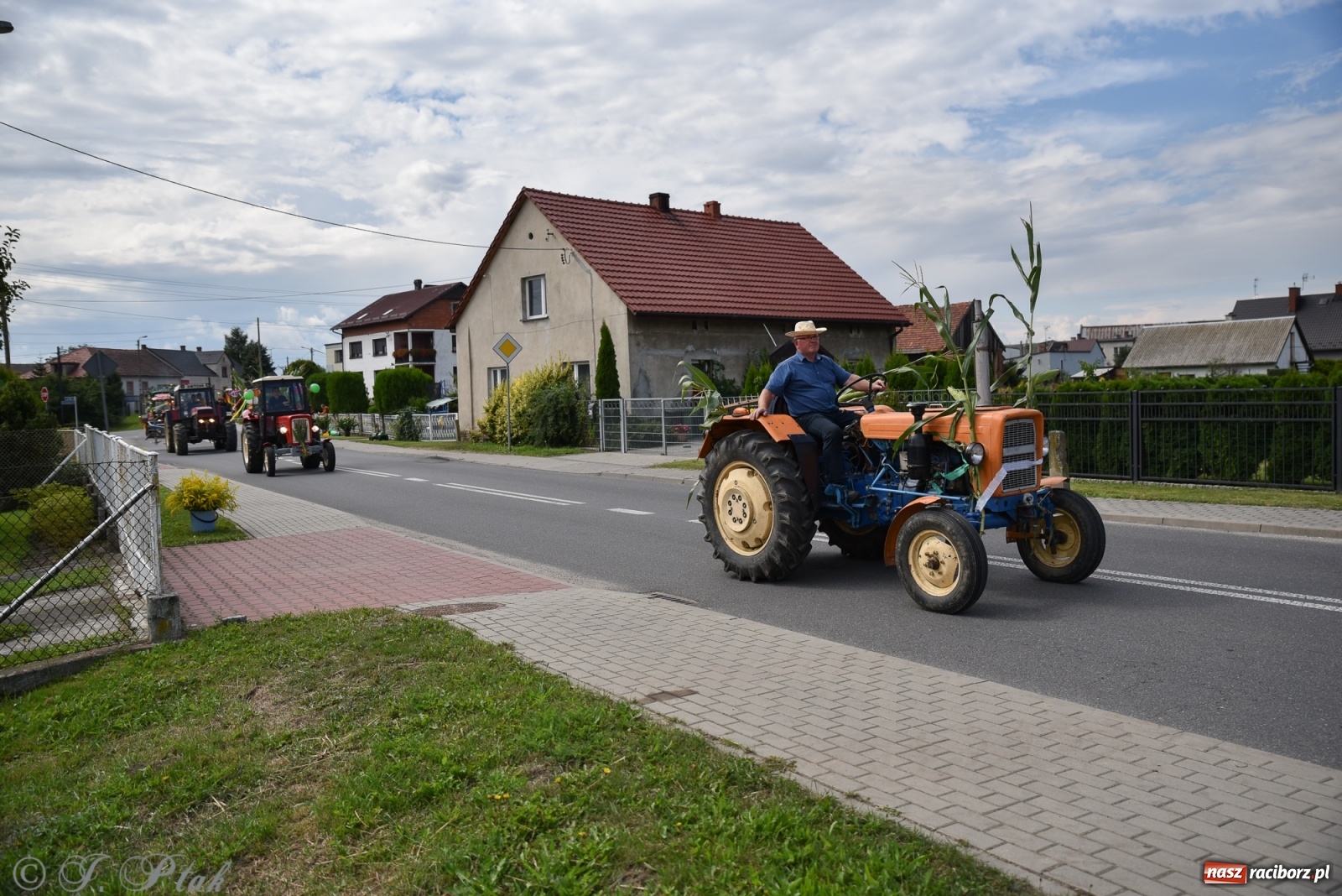 Zdjęcie w galerii na portalu naszraciborz.pl: Ciężki sprzęt i rowery. Dożynki w Szonowicach i Modzurowie wiadomości z regionu