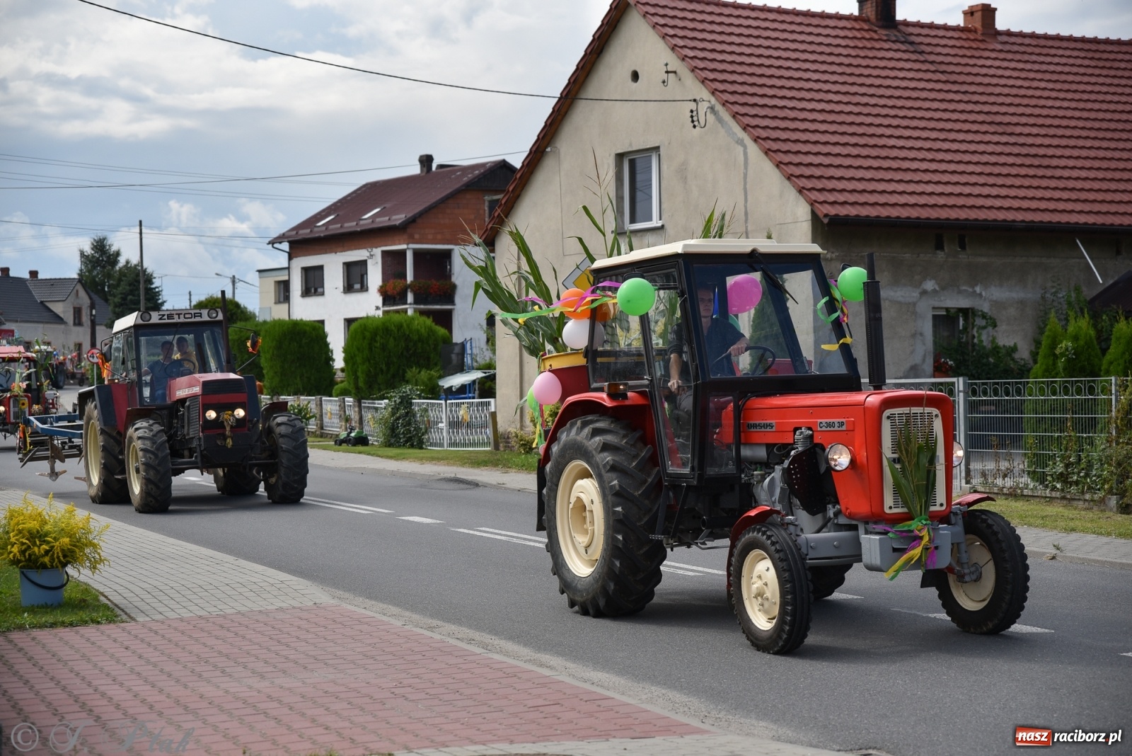 Zdjęcie w galerii na portalu naszraciborz.pl: Ciężki sprzęt i rowery. Dożynki w Szonowicach i Modzurowie wiadomości z regionu