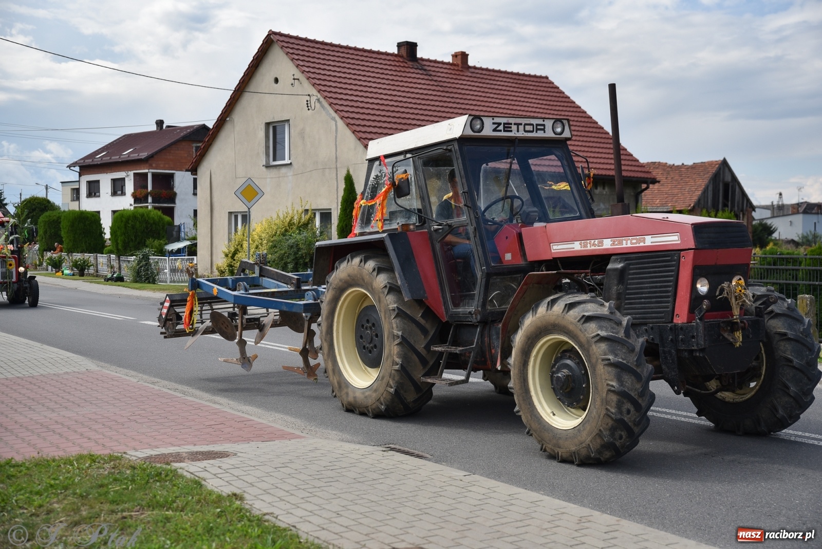 Zdjęcie w galerii na portalu naszraciborz.pl: Ciężki sprzęt i rowery. Dożynki w Szonowicach i Modzurowie wiadomości z regionu
